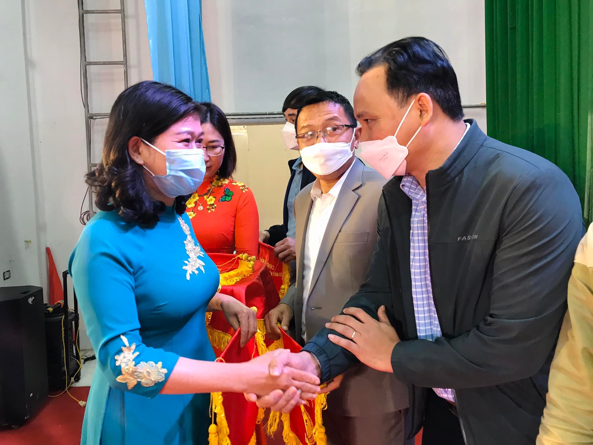 Bà Nguyễn Thị Thanh Hương, Phó giám đốc Sở văn hóa và Thể thao Nghệ An trao cờ lưu niệm cho các đơn vị tham gia đại hội