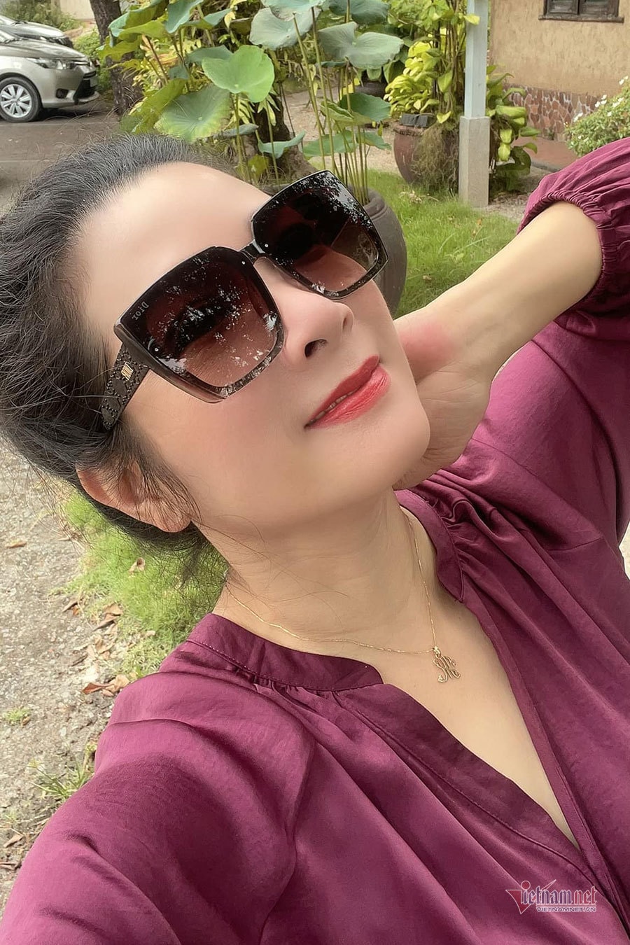 Xuất thân là nghệ sĩ cải lương nhưng sau này cô chuyển sang làm ca sĩ, đóng hài. Cô là gương mặt nghệ sĩ được nhiều khán giả, đặc biệt là khán giả phía Bắc yêu quý.  