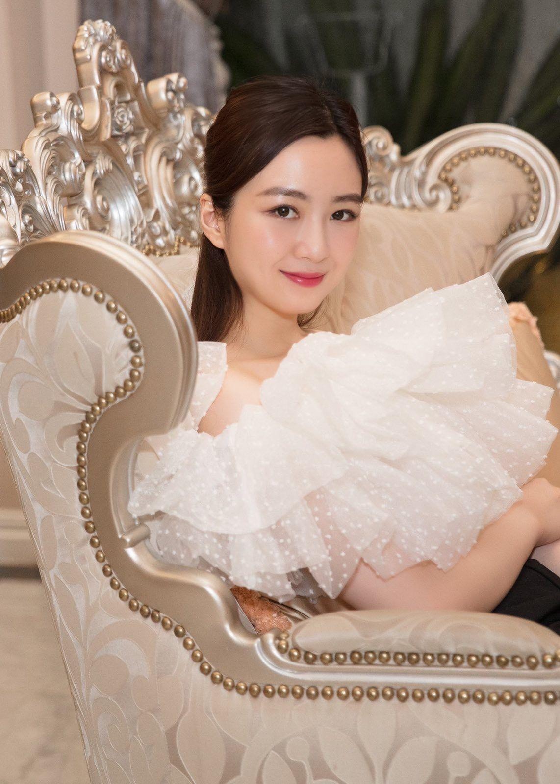 Anh Sa sinh năm 1994, là con gái duy nhất của Hoa hậu Giáng My. Dù mẹ là nàng hậu đình đám trong showbiz Việt nhưng Anh Sa lại có cuộc sống kín tiếng.