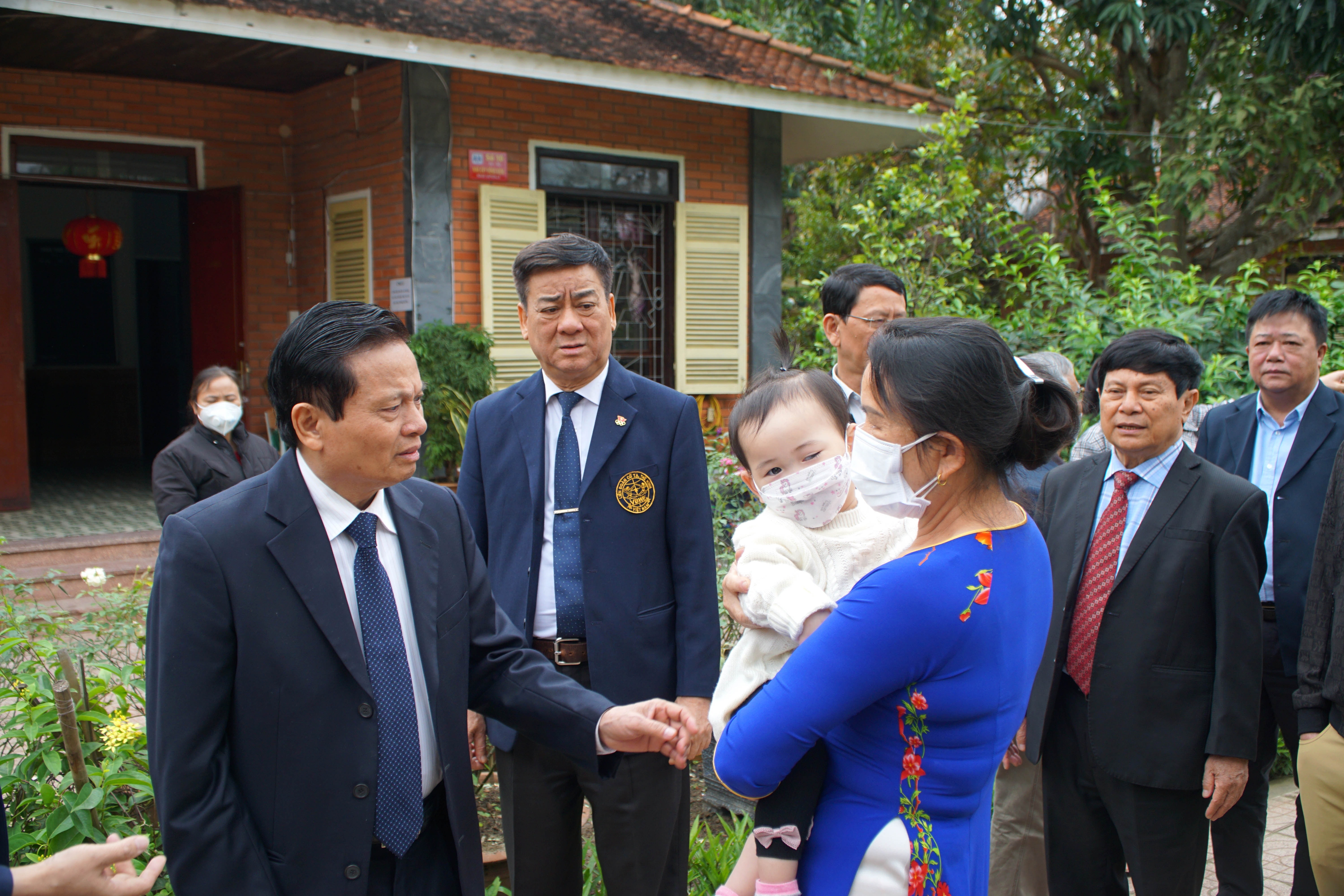 thăm và động viên các các mẹ nuôi dạy trong trường