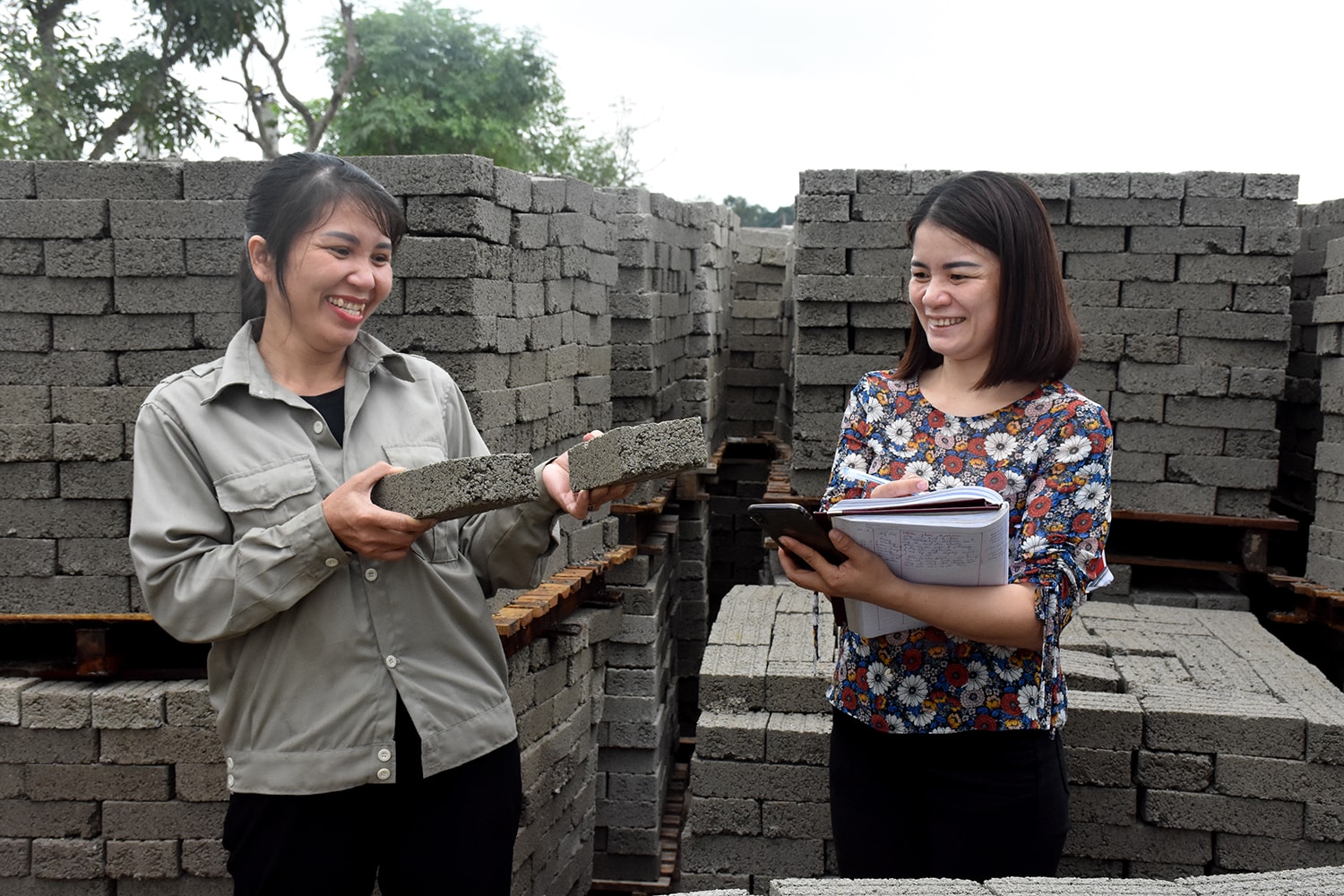 Khách hàng đánh giá cao về chất lượng và mẫu mã của gạch không nung sử dụng công nghệ mới sản xuất.
