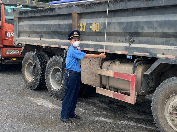 Một chiếc xe cơi nới thành thùng bị cơ quan chức năng phát hiện và xử lý tại địa bàn huyện Đô Lương. Ảnh: VH