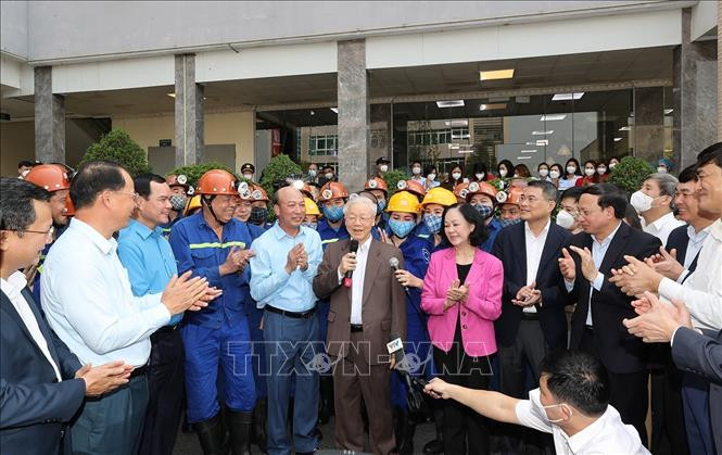 Tổng Bí thư Nguyễn Phú Trọng nói chuyện với cán bộ, công nhân Công ty than Vàng Danh tại khu tập thể 314 trước khi vào ca sản xuất. Ảnh: Trí Dũng/TTXVN