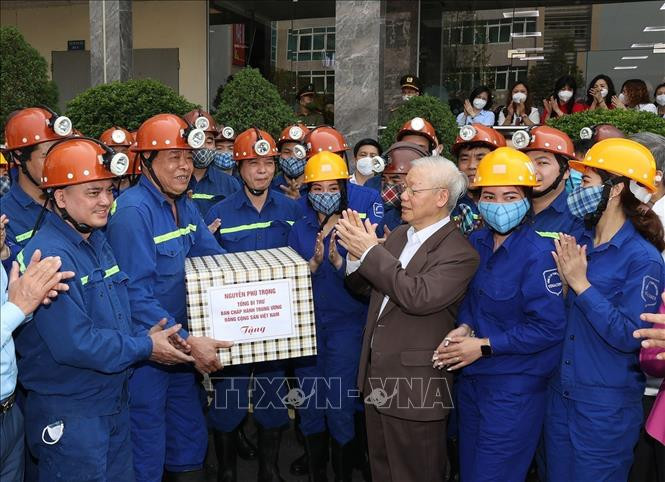 Tổng Bí thư Nguyễn Phú Trọng tặng quà cho cán bộ, công nhân Công ty than Vàng Danh tại khu tập thể 314 trước khi vào ca sản xuất. Ảnh: Trí Dũng/TTXVN