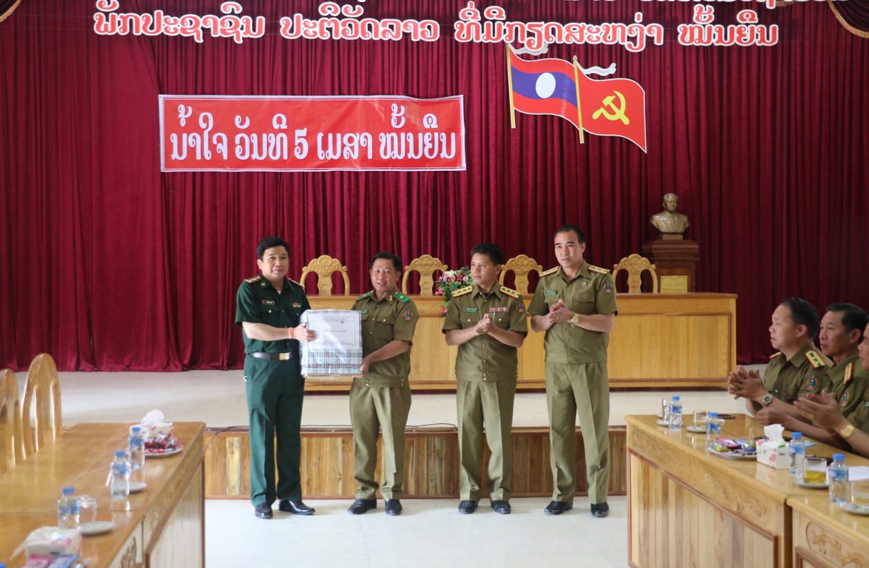 Bộ chỉ huy Bộ đội Biên phòng tỉnh Nghệ An chúc tết Công an tỉnh Hủa Phăn.