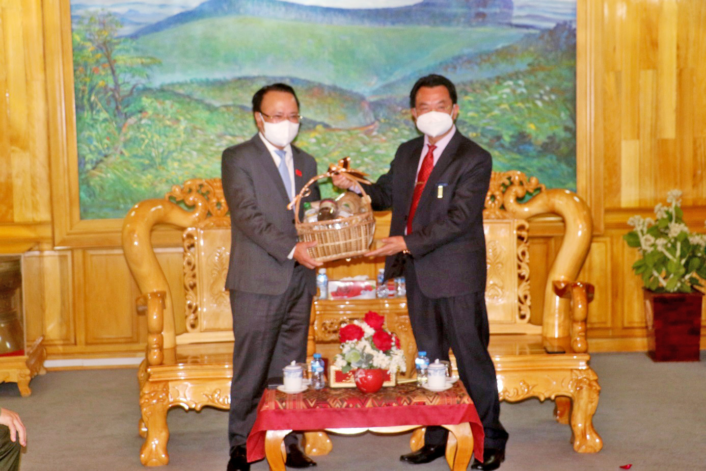 Bí thư, tỉnh trưởng tỉnh Hủa Phăn tặng quà cảm ơn Đoàn công tác của tỉnh Nghệ An.