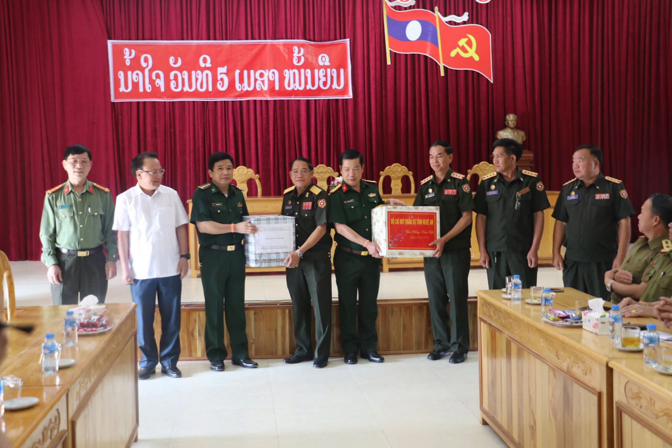 Bộ chỉ huy Quân sự tỉnh và Bộ chỉ huy Bộ đội Biên phòng tỉnh Nghệ An chúc tết Bộ chỉ huyQuân sự tỉnh Hủa Phăn.