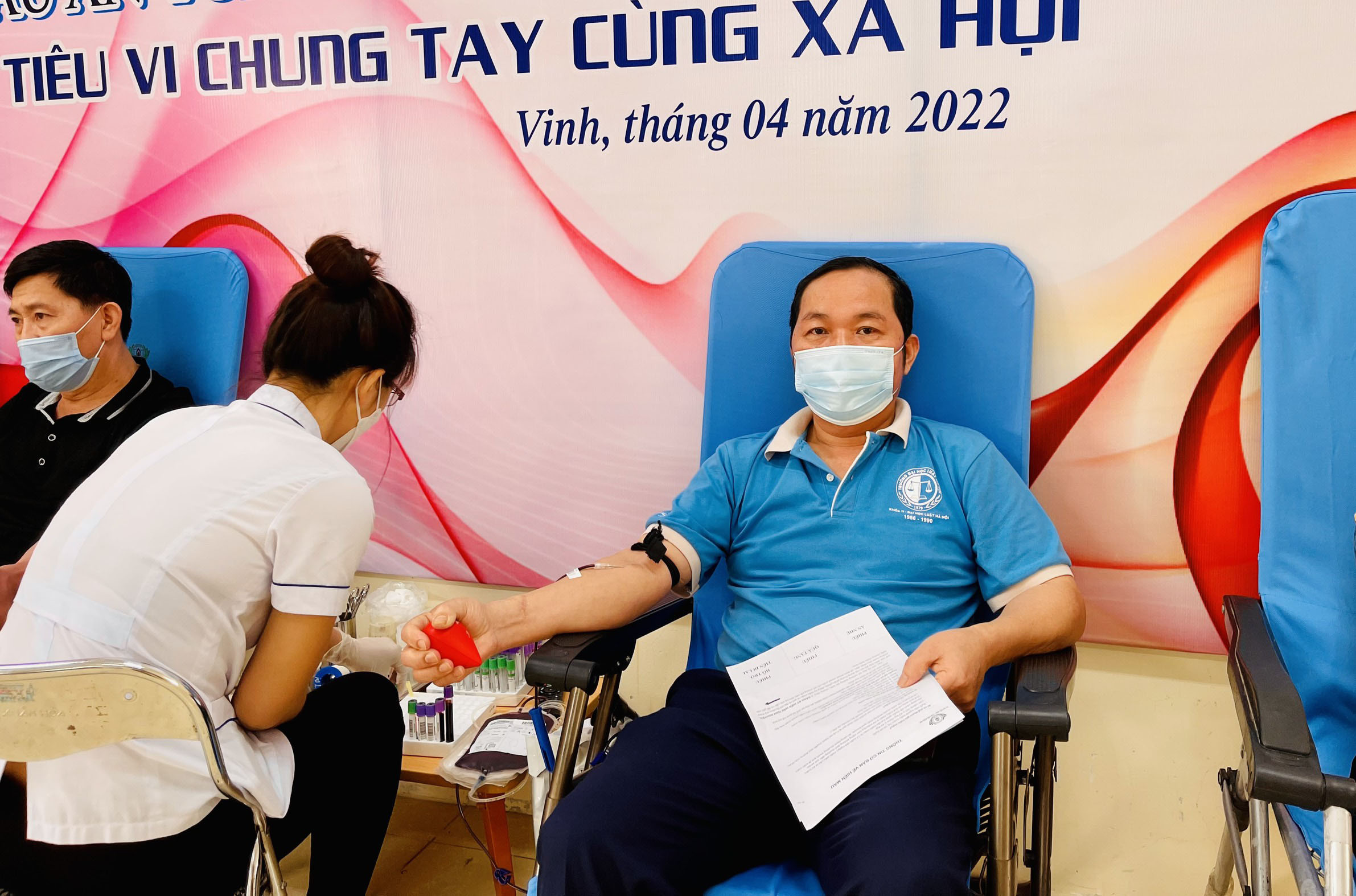 Đồng chí Trần Ngọc Sơn - Ủy viên BCH Đảng bộ tỉnh, Chánh án TAND tỉnh Nghệ An tham gia hiến máu. Ảnh: Lý Dương