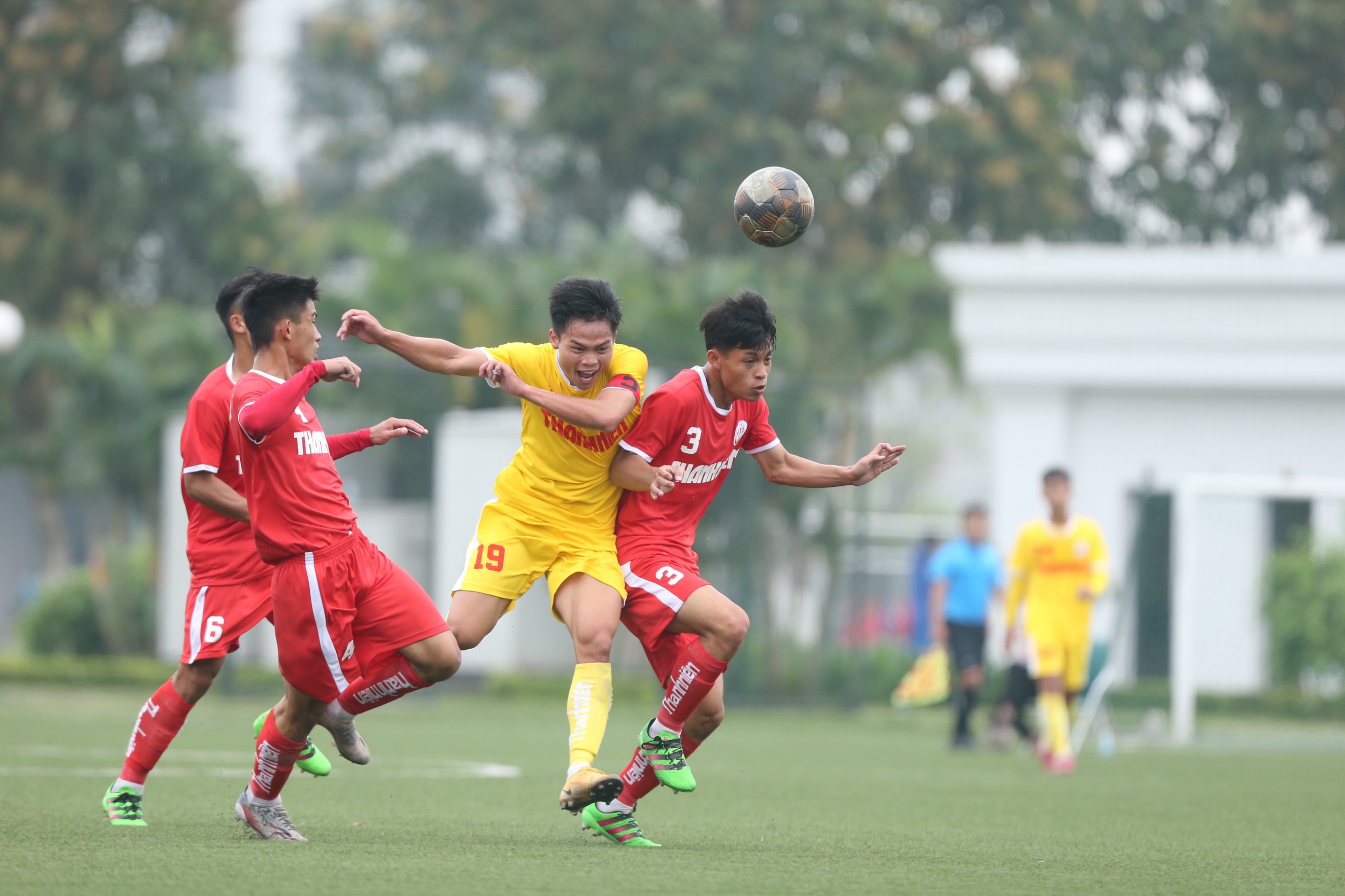 Hồ Văn Cường luôn có mặt tại các điểm nóng của U19 SLNA tạo ra được lên phần sân đối phương. Ảnh: Hải Hoàng