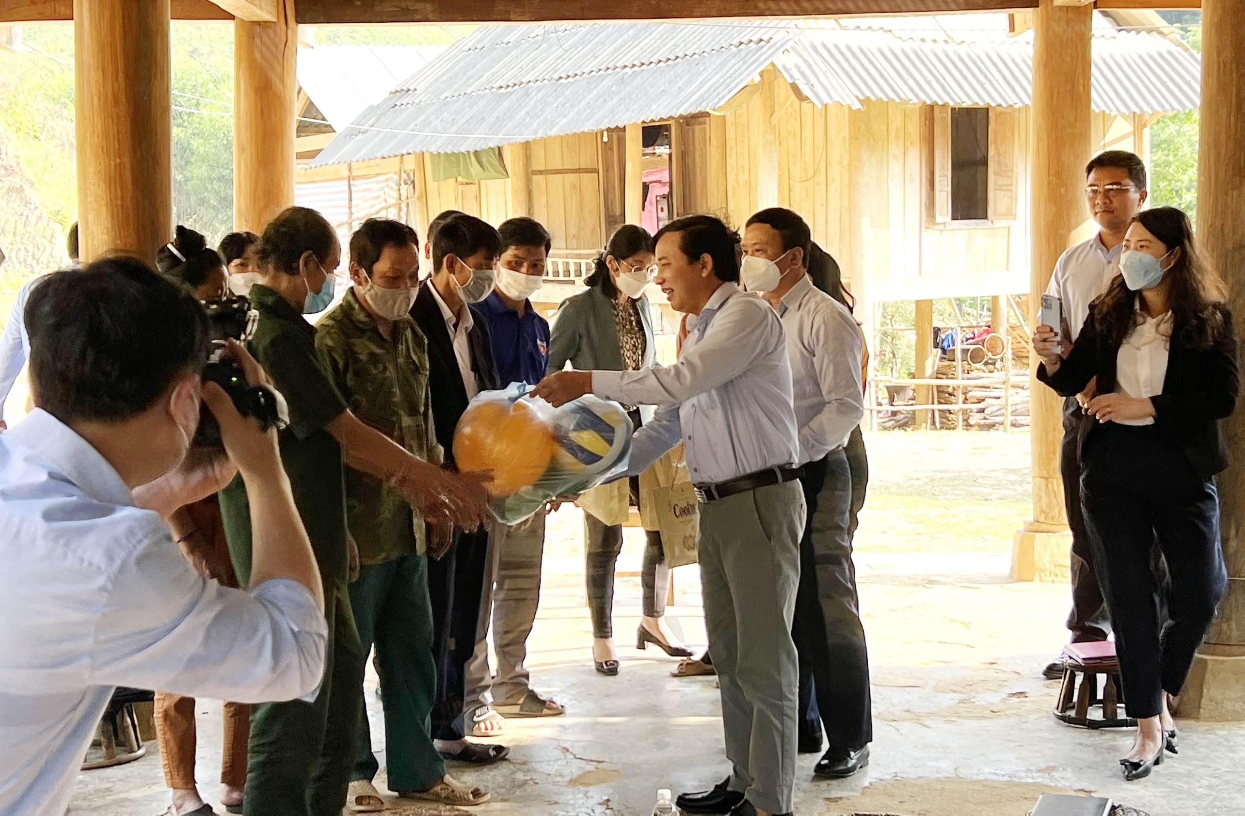 Tham gia với Đoàn khảo sát và làm việc với UBND huyện Tương Dương có đồng chí Nguyễn Như Khôi– Ủy viên BCH Đảng bộ tỉnh, Phó Chủ tịch HĐND tỉnh. Trong ảnh, đoàn tặng quà đến dân bản Văng Môn - Nga Mỹ- Tương Dương. 