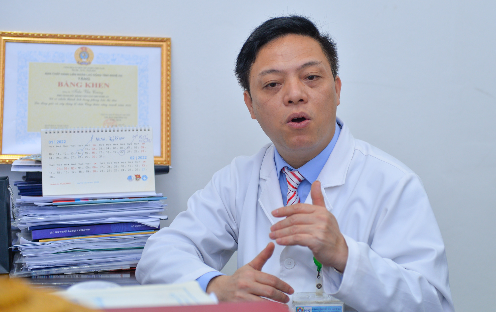 Tiến sĩ, Bác sĩ Trần Văn Cương: Với trẻ là thân nhân của cán bộ y tế chúng tôi, khi có chỉ định tiêm thì chúng tôi đều cho trẻ tiêm cả. Ảnh: Thành Cường
