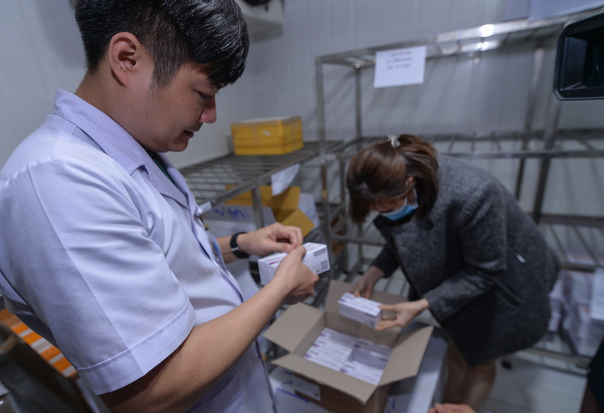 Bác sĩ Nguyễn Trong Di Vắc xin phòng Covid-19 tiêm cho trẻ đảm bảo an toàn, hiệu quả. Ảnh: Thành Chung
