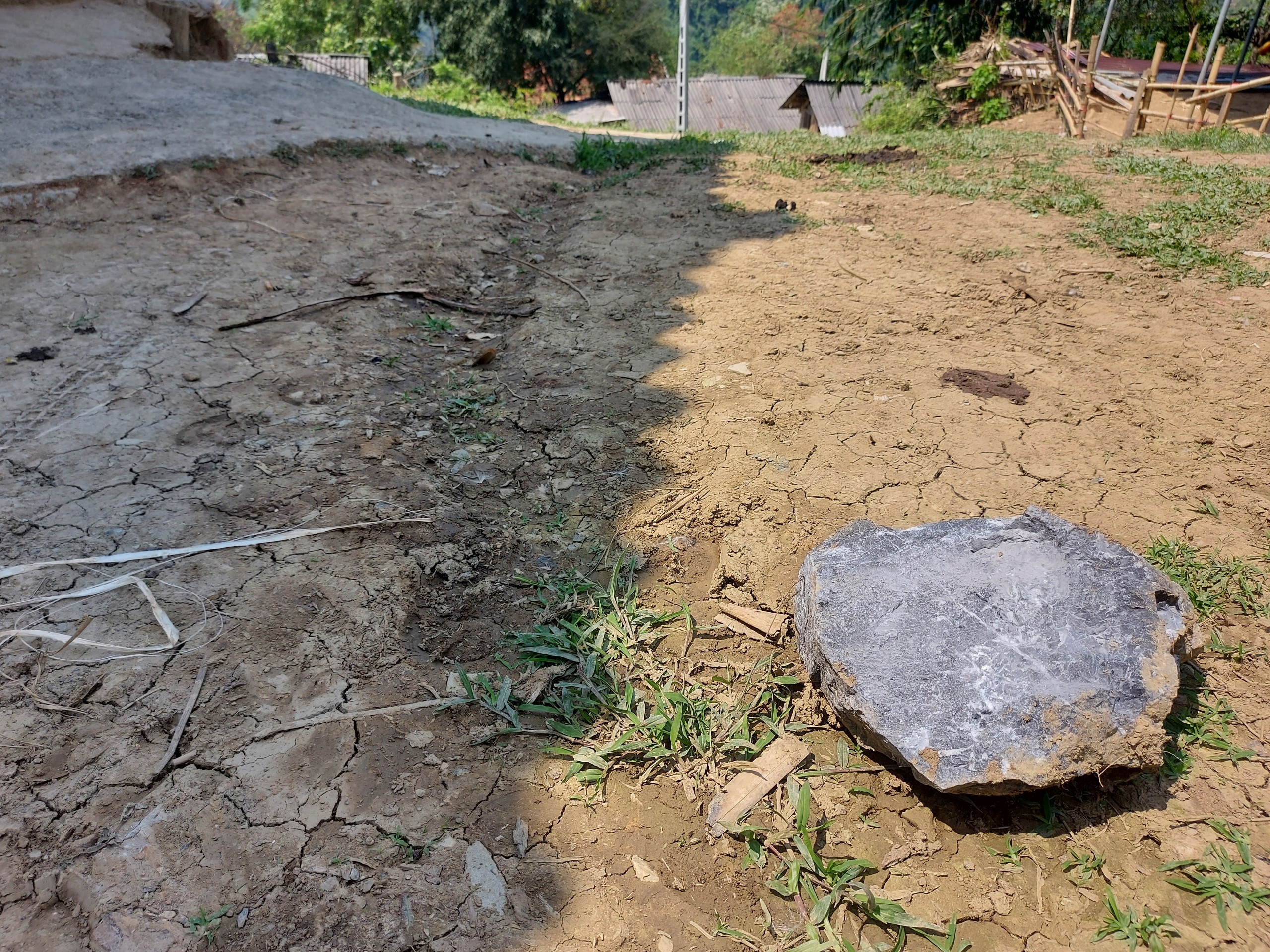 Trên các ngã đường, ngóc ngách ở bản Kim Đa, vẫn còn ngổn ngang những hòn đá lớn nhỏ văng ra sau vụ nổ mìn. Ảnh: Tiến Hùng