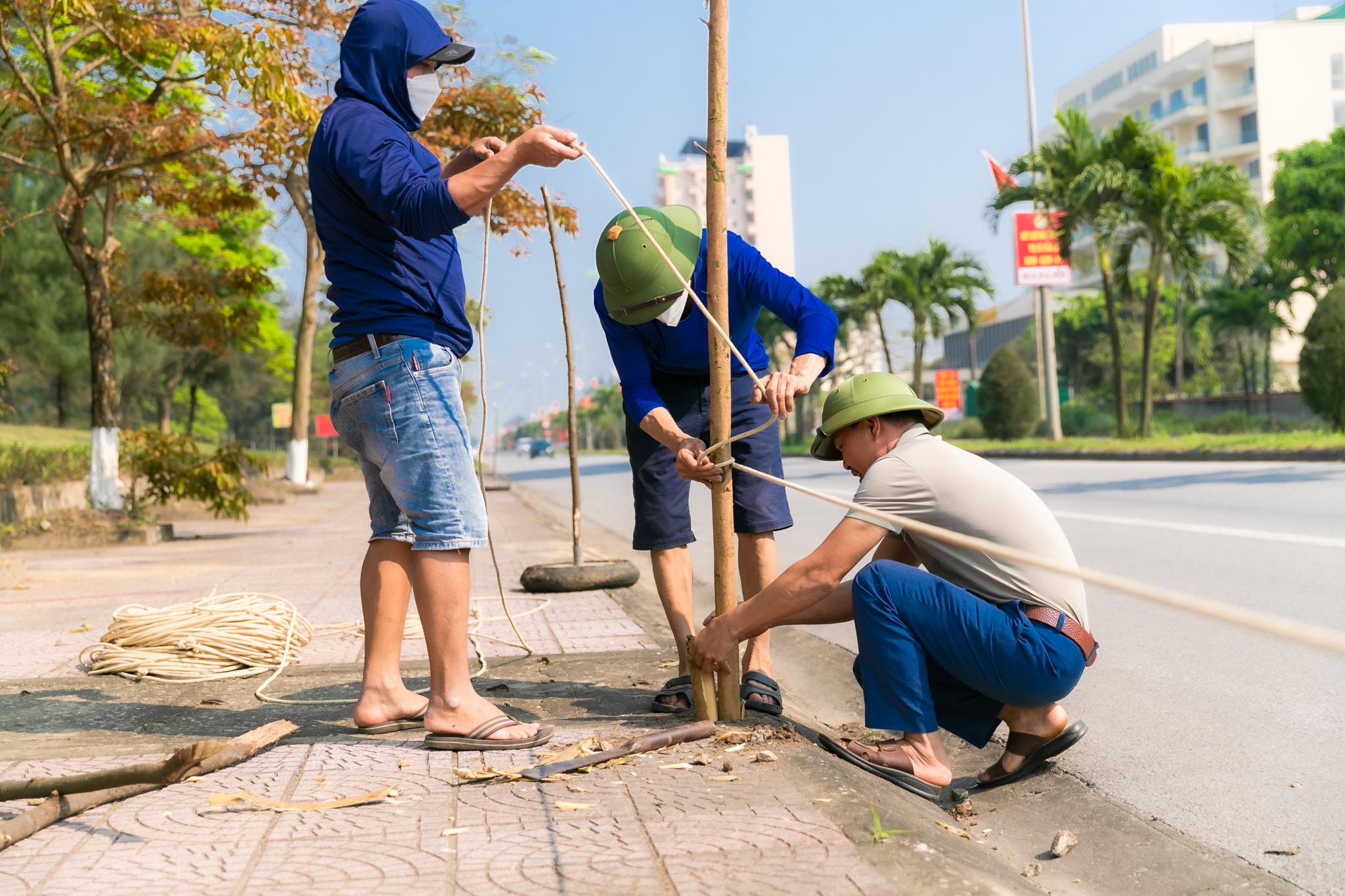 Tối đêm khai hội này, dự kiến du khách thập phương về với phố biển rất đông. Ở những khu vực dịch vụ đã được cho phép, người làm dịch vụ trông, giữ xe sắp xếp, chuẩn bị đón khách. Ảnh Đức Anh