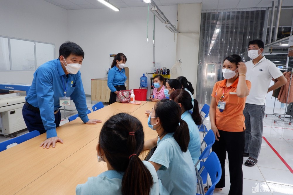 Người lao động Công ty TNHH MLB Yên Thành được động viên tinh thần khi nhận nhiều sự quan tâm và hỗ trợ trong thời điểm dịch bệnh. Ảnh: D.T