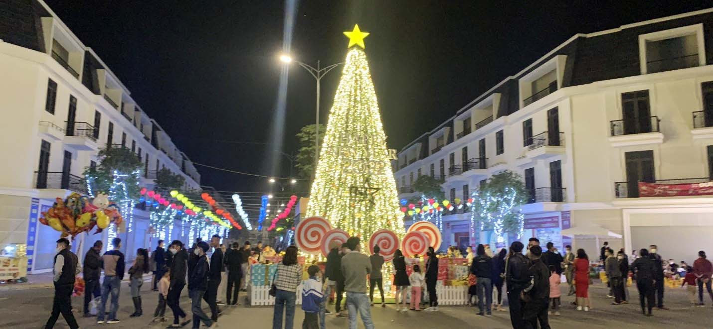 Hoạt động lễ hội đêm Giáng sinh thu hút được sự quan tâm của đông đảo người dân và khách du lịch đến Diễn Châu