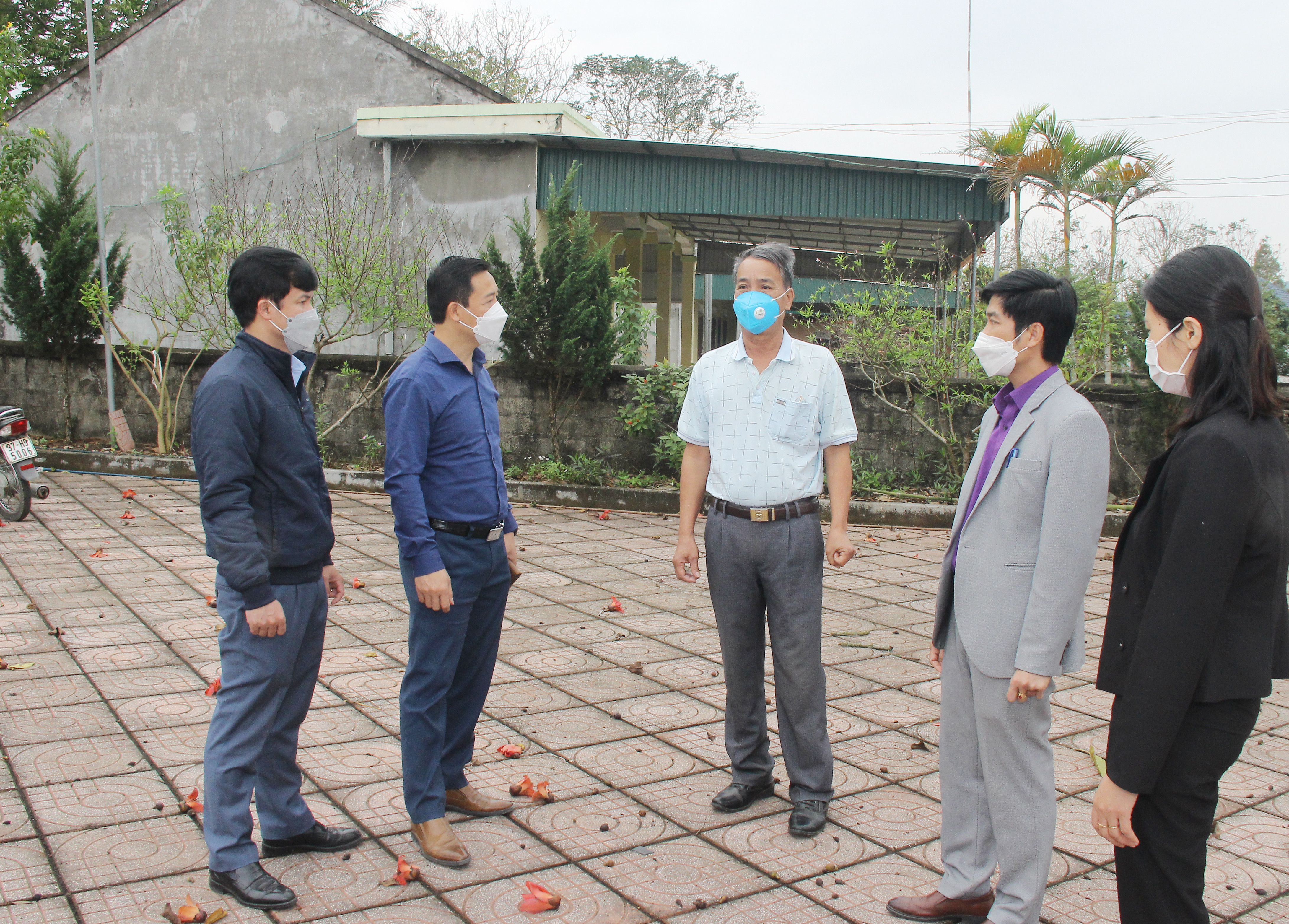 Lãnh đạo Thị ủy Thái Hòa tìm hiểu, nắm bắt tình hình chuẩn bị đại hội chi bộ ở cơ sở. Ảnh: Mai Hoa