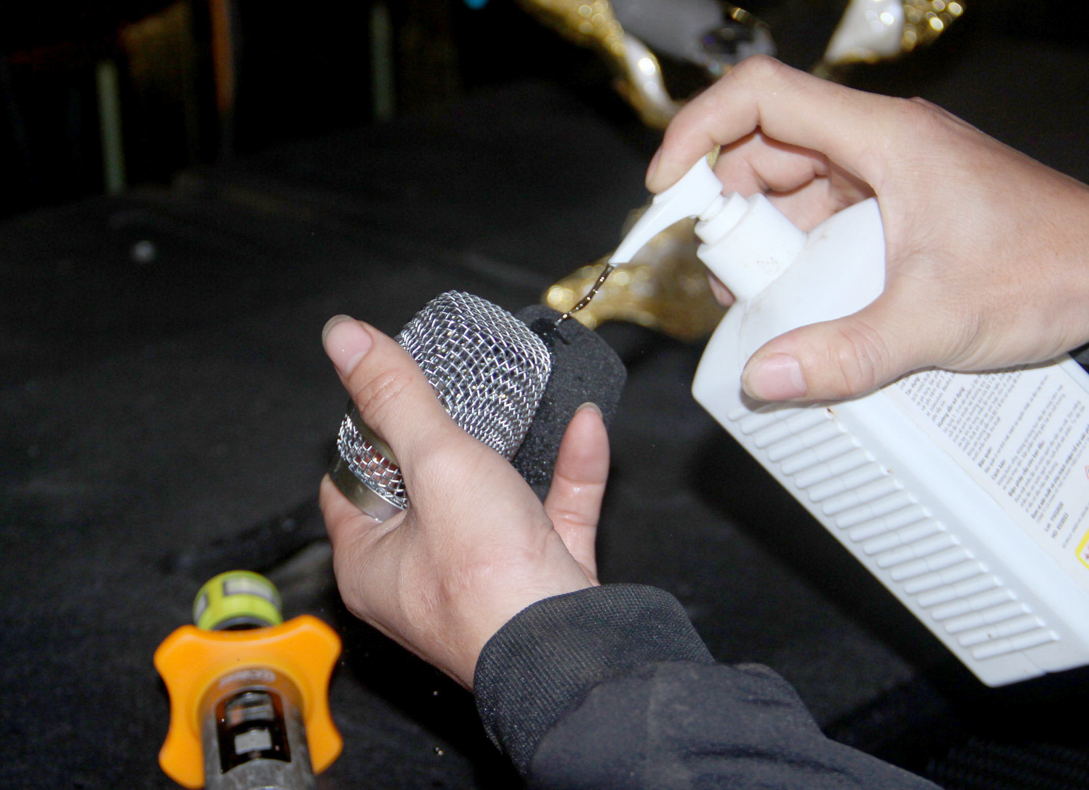 Các thiết bị phục vụ hát karaoke đều phải được vệ sinh, sát khuẩn sạch sẽ để giảm nguy cơ lây nhiễm dịch bệnh. Ảnh: Q.A