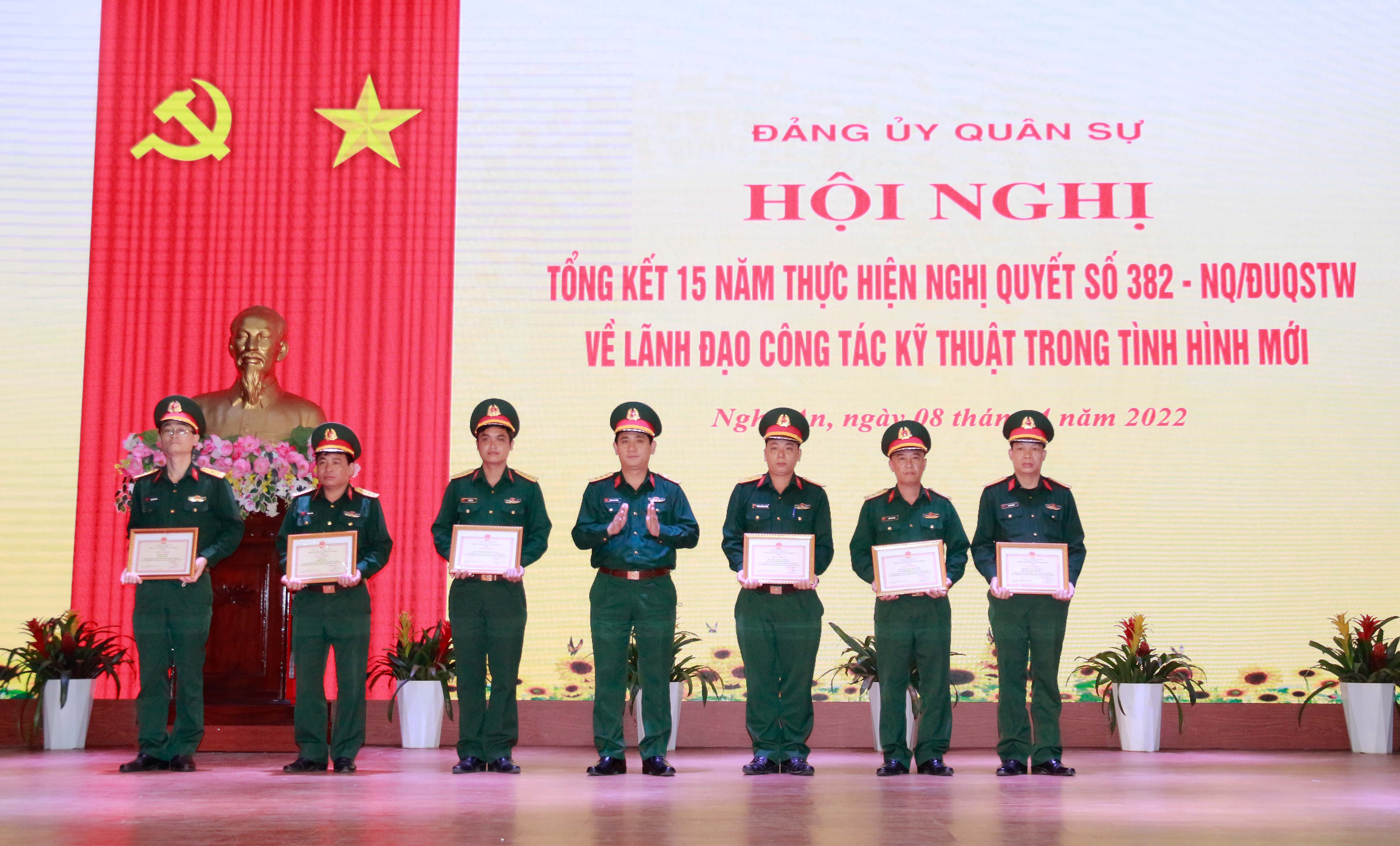 Thượng tá Phan Đại Nghĩa, Ủy viên BTV Tỉnh ủy - Chỉ huy trưởng Bộ CHQS tỉnh trao bằng khen cho các tập thể đạt thành tích tốt trong thực hiện Nghị quyết 382 -NQ/ ĐUQSTW