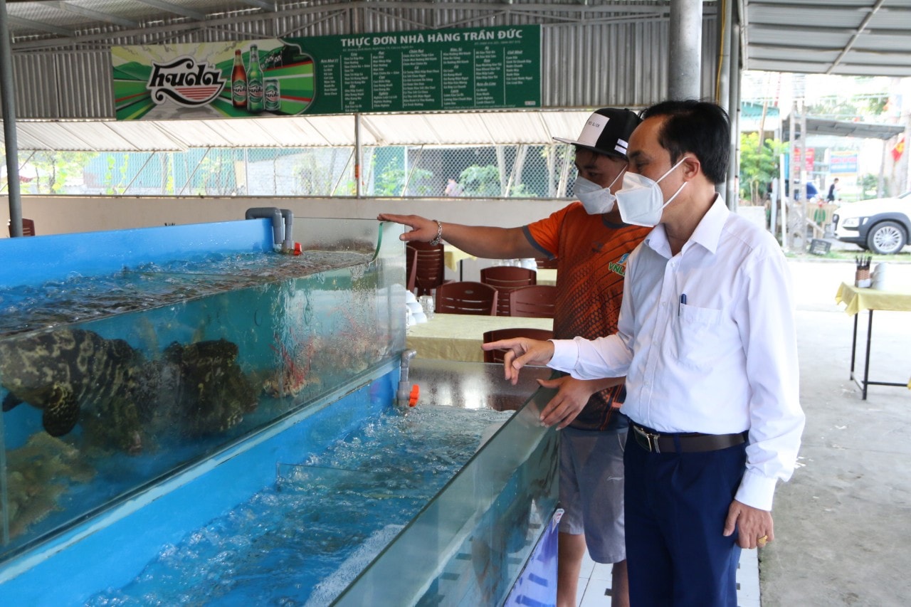 Kiểm tra công tác chuẩn bị của các nhà hàng. Ảnh: Tiến Đông 