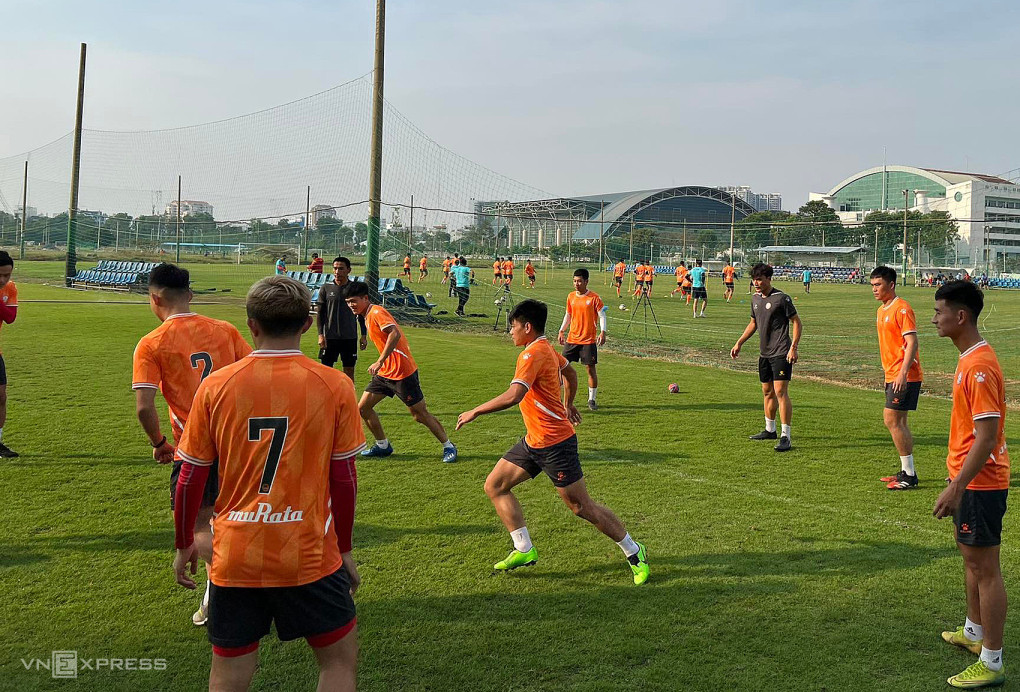 Nhóm 10 cầu thủ bỏ tập để phản đối CLB TP HCM. Phía xa là các đồng đội khác đang chuẩn bị cho trận đấu Cup Quốc gia với Sài Gòn FC. Ảnh: Anh Hữu
