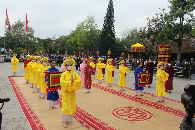 Thực hiện nghi lễ tế nữ quan trong Lễ hội đền Mẫu Âu Cơ. 