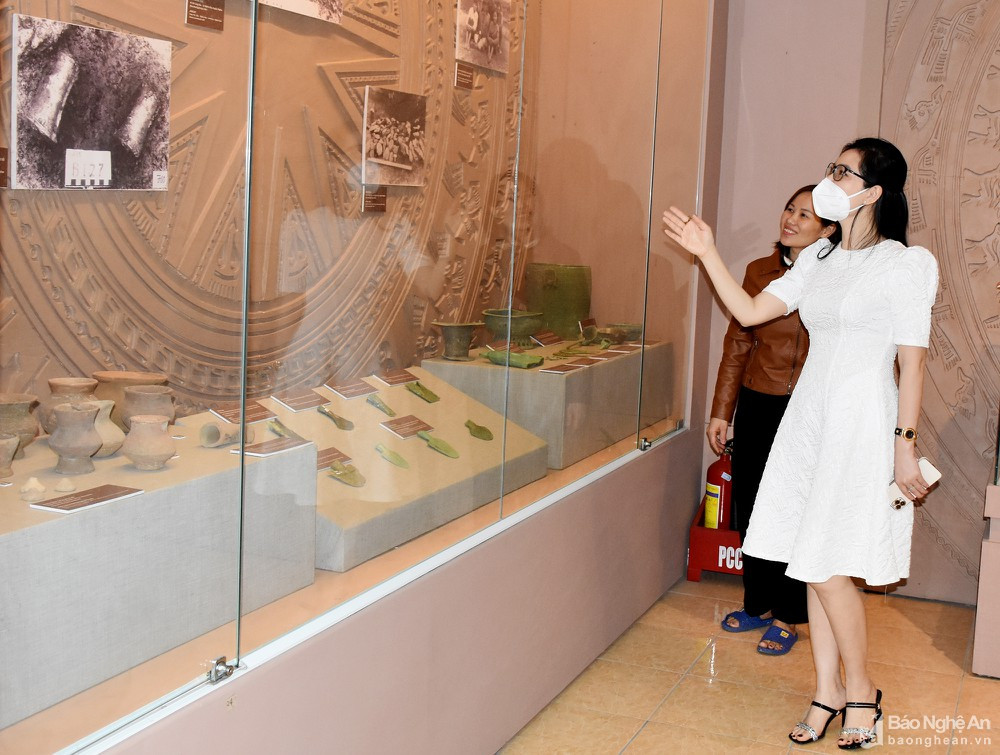 Gian trưng bày hiện vật thuộc nền văn hóa Đông Sơn tại Bảo tàng Nghệ An là nguồn sử liệu vô cùng quý giá, giúp chúng ta nghiên cứu về lịch sử hình thành, phát triển của mảnh đất, con người xứ Nghệ, là niềm tự hào về dòng giống Lạc Hồng. Ảnh: Công Kiên