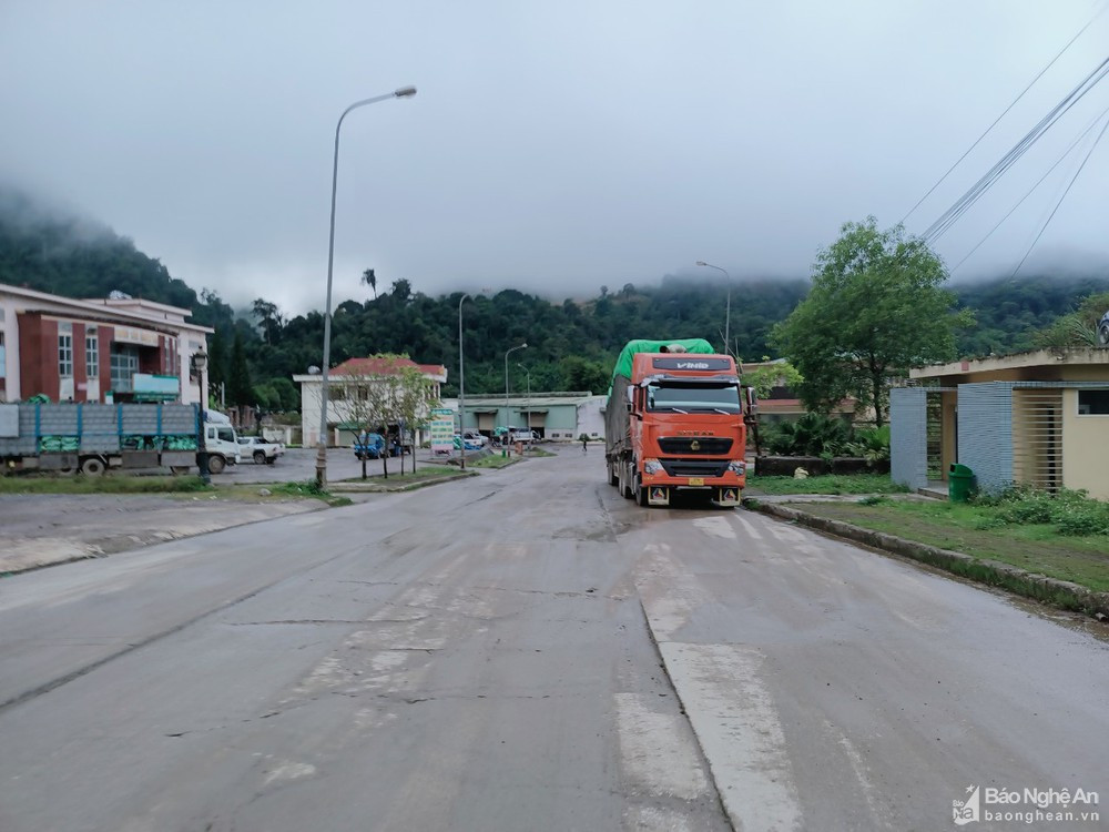 Phương tiện chờ chuyển tải hàng hóa tại Cửa khẩu Quốc tế Nậm Cắn. Ảnh tư liệu Tiến Đông