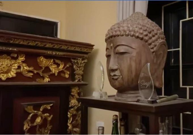 Các bức tượng Phật được cô bày trang trọng trên đàn piano và hầu hết tủ, kệ trong phòng khách. Nổi bật với gam màu nâu - đen - vàng, ngôi nhà tạo cảm giác trầm ấm, gần gũi ngay từ những phút đầu. Nữ diva và mẹ có sở thích trưng bày hình ảnh và tượng Phật trong nhà.
