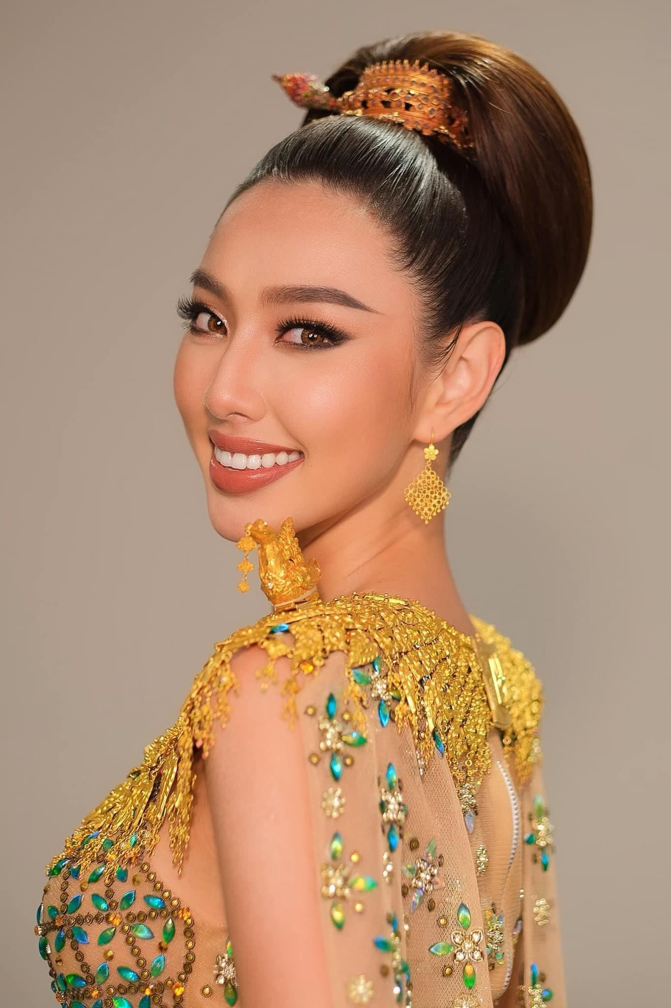 Được biết bộ trang sức mà cô mang trên người có trị giá hơn 35 triệu baht (gần 24 tỷ đồng)