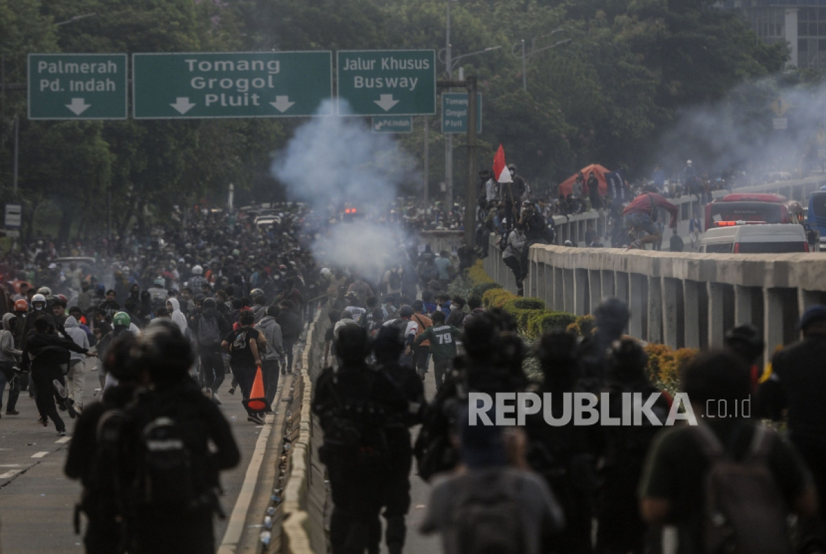 Cảnh sát dùng hơi cay giải tán bạo loạn trước cửa Hạ viện ở thủ đô Jakarta (nguồn : Republika)
