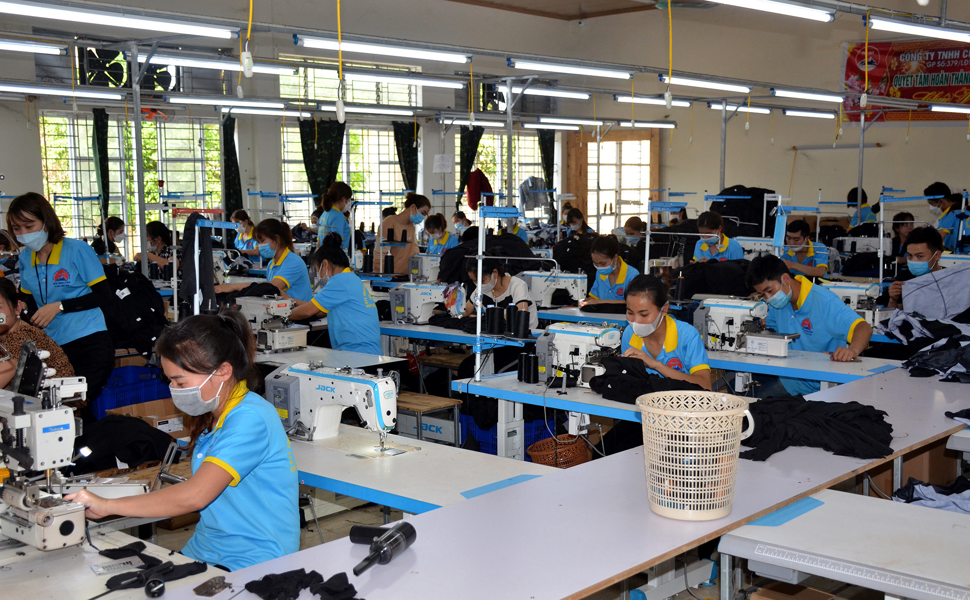 Xưởng may công nghiệp được mở tại huyện Quỳ Châu đã giải quyết việc làm cho nhiều lao động trong giai đoạn khó khăn. Ảnh: Thành Chung