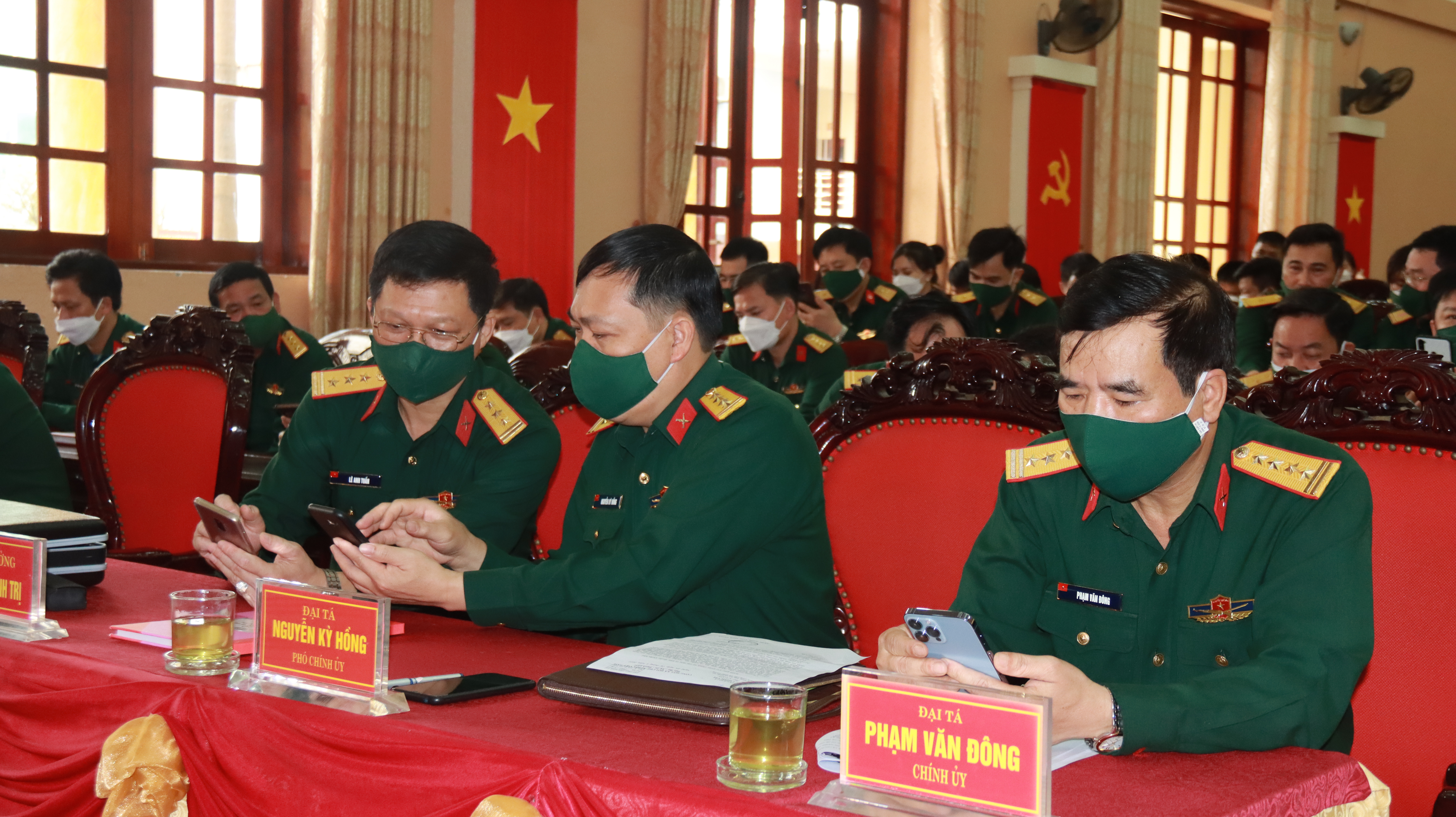 Cán bộ, nhân viên Bộ CHQS tỉnh nhắn tin ủng hộ chương trình “Đồng hành cùng phụ nữ biên cương” do Trung ương Hội chữ thập đỏ Việt Nam phối hợp với Hội Liên hiệp Phụ nữ Việt Nam và Cổng thông tin điện tử Nhân đạo Quốc gia 1400 tổ chức