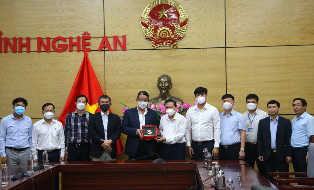 Lãnh đạo tỉnh Nghệ An trao quà lưu niệm cho đoàn công tác của Công ty Mishubishi Việt Nam nhân dịp đoàn về công tác. Ảnh: Nguyễn Hải
