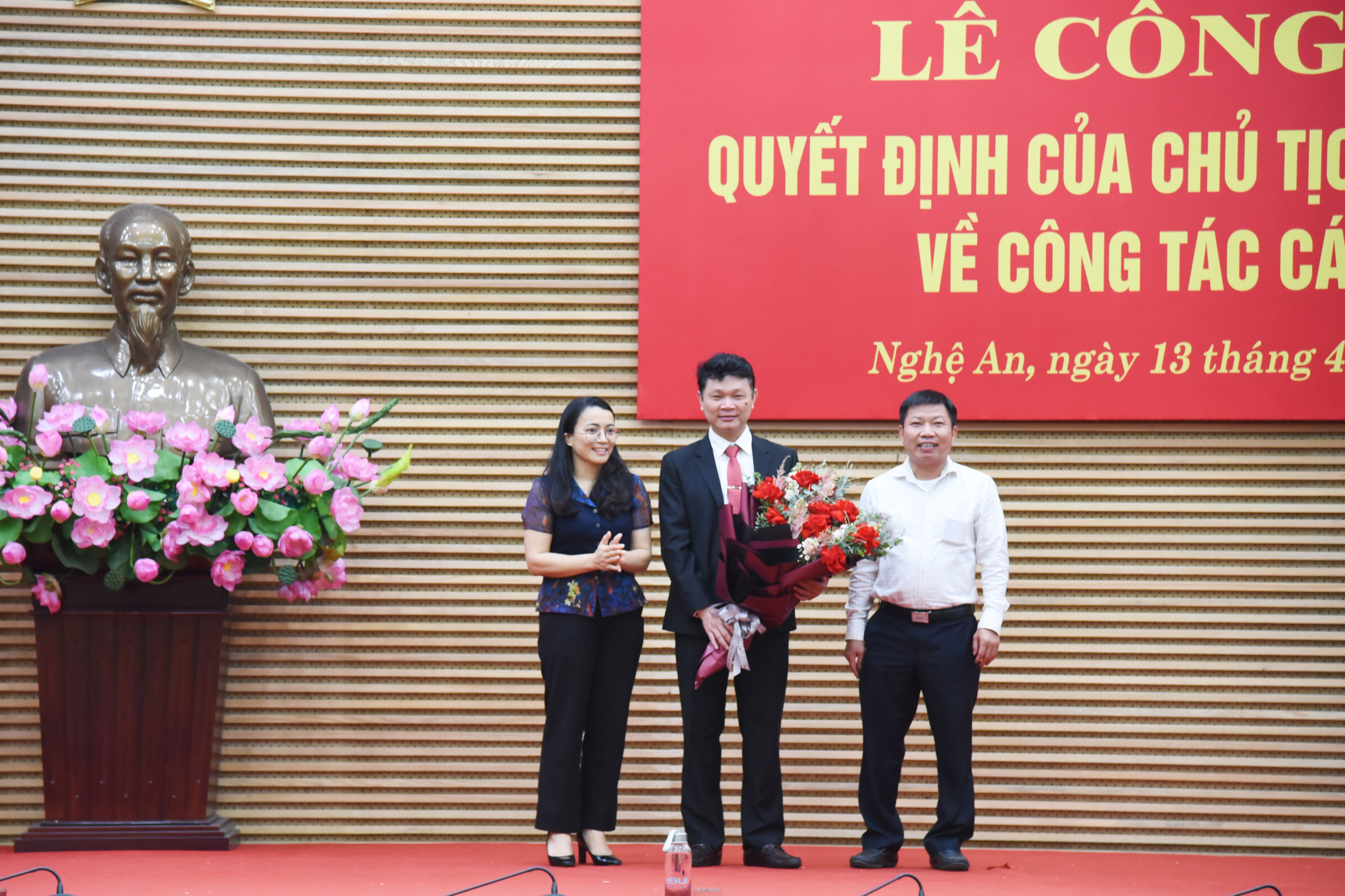 Lãnh đạo huyện Nghĩa Đàn tặng hoa chúc mừng đồng chí Phan Văn Bình. Ảnh: Thanh Lê