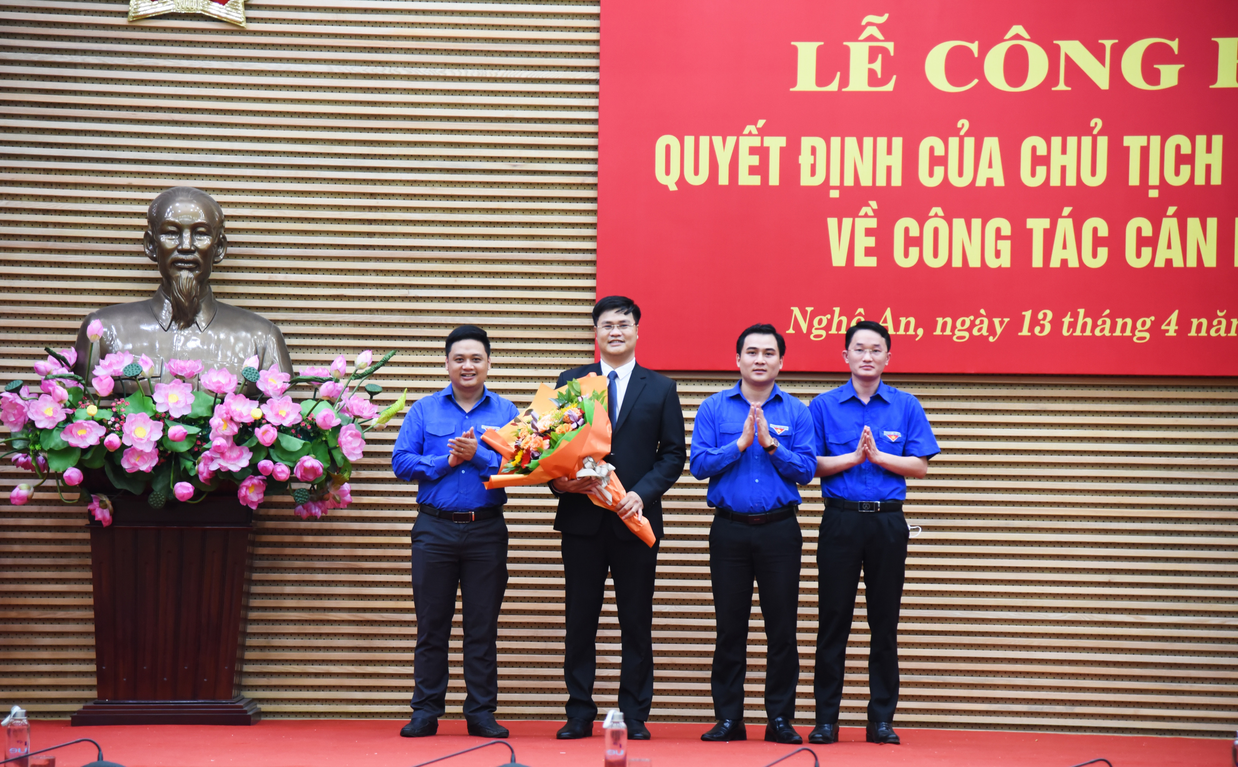 Lãnh đạo Tỉnh đoàn tặng hoa chúc mừng đồng chí Phạm Văn Toàn. Ảnh: Thanh Lê