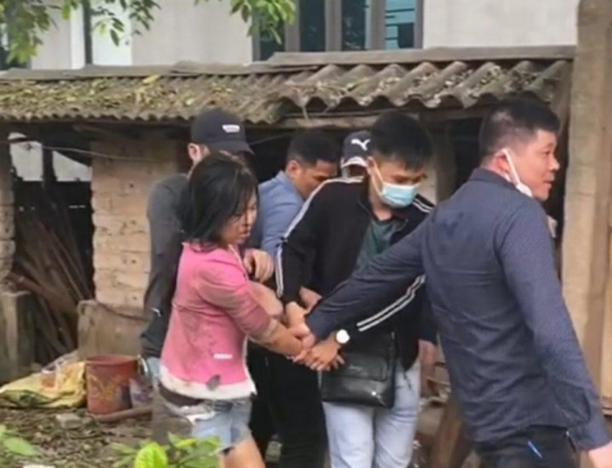 Phạm Thị Hà (áo hồng) bị bắt giữ.