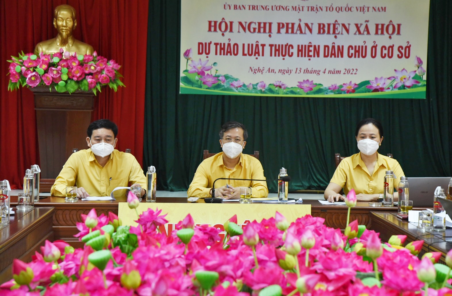 Các đồng chí Phó Chủ tịch Ủy ban MTTQ Việt Nam tỉnh Nghệ An theo dõi nội dung phát biểu thảo luận của các đại biểu. Ảnh: TG
