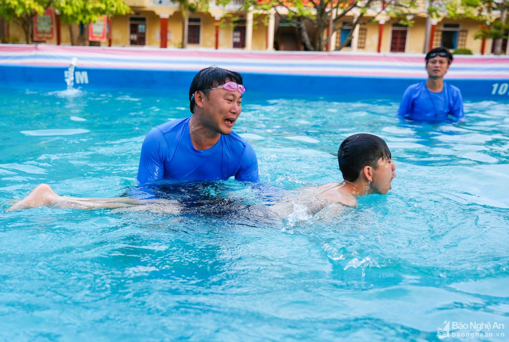 Một lớp dạy bơi ngày hè cho học sinh ở Nghệ An. Ảnh: T.L
