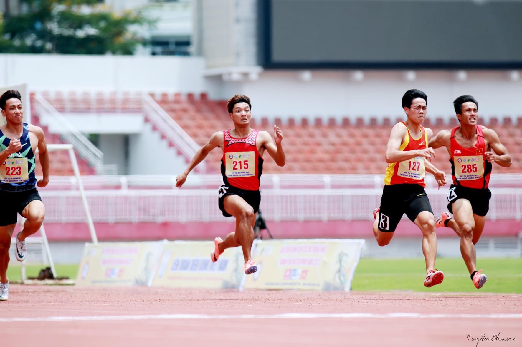 Nguyễn Đình Vũ mang số 215 là vận động viên điền kinh của Nghệ An được tham dự Sea Games 31. Ảnh: PV