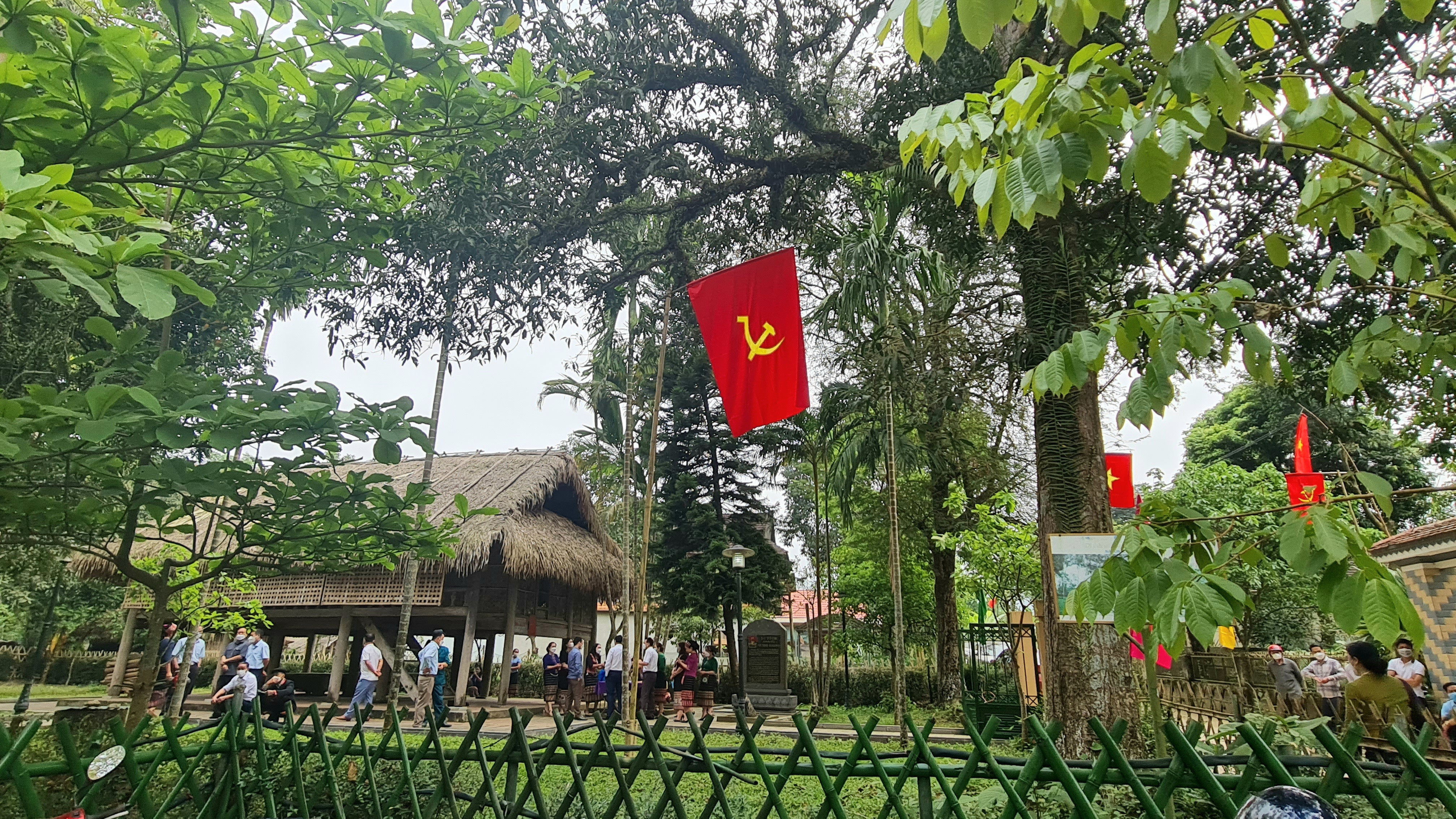 Ngày 14/4/1982, Huyện ủy Con Cuông tổ chức Lễ kỷ niệm 91 năm 