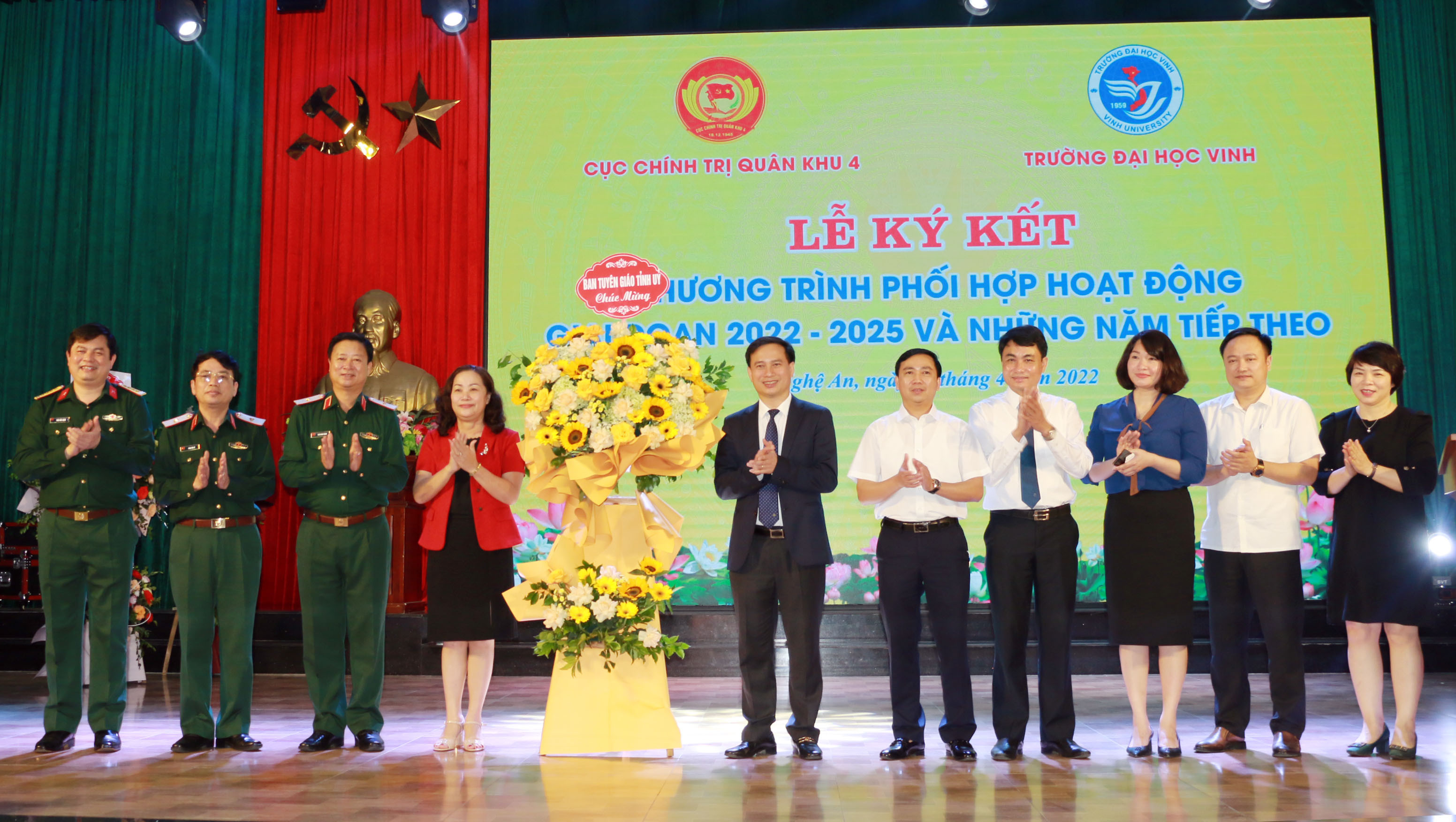 Đồng chí Nguyễn Thị Thu Hường tặng hoa chúc mừng hai đơn vị. Ảnh: MH
