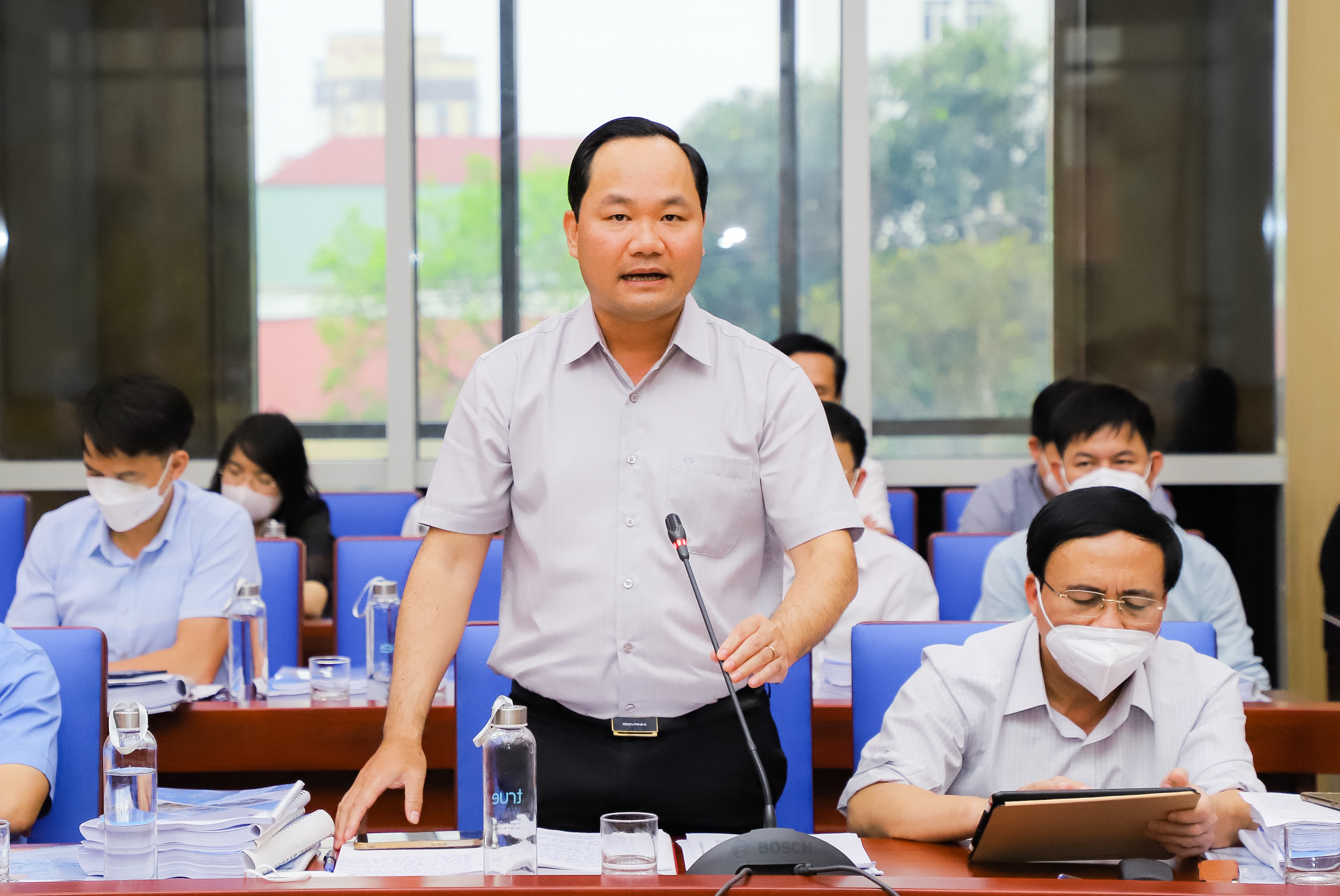 Đồng chí Hoàng Quốc Việt - Giám đốc Sở TN&MT đóng góp ý kiến vào dự thảo Quy hoạch tỉnh. Ảnh: Phạm Bằng