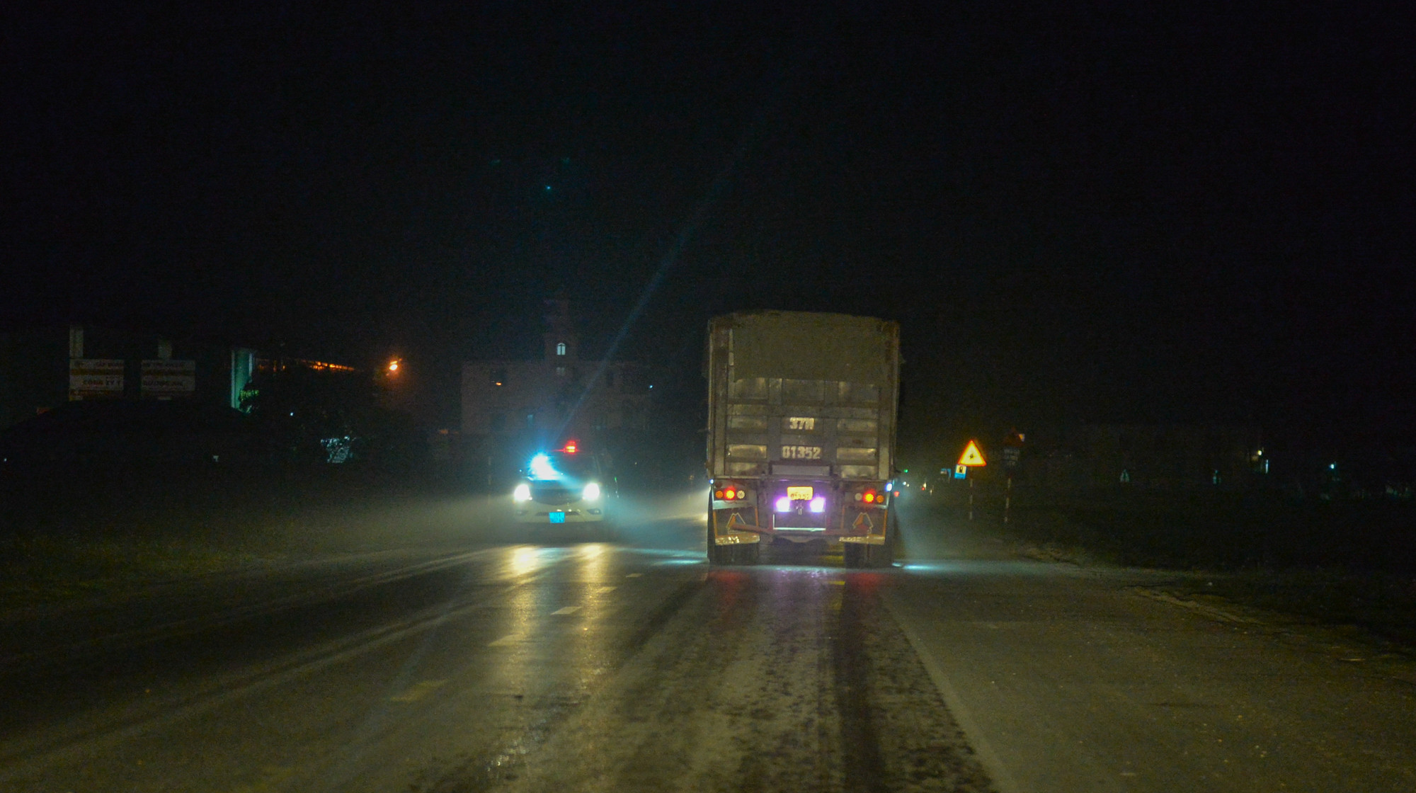  xe tải này gặp xe tuần tra của CSGT đi ngược chiều. Tuy nhiên sau khi người ngồi bên phụ của xe CSGT soi đèn bin qua thì chiếc xe tải 37H-01352 tiếp tục lưu thông bình thường