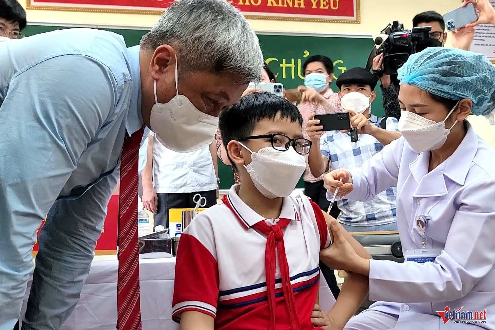 Thứ trưởng Bộ Y tế ông Nguyễn Trường Sơn thăm hỏi, động viên các học sinh trong đợt tiêm vắc xin cho trẻ em đầu tiên cả nước
