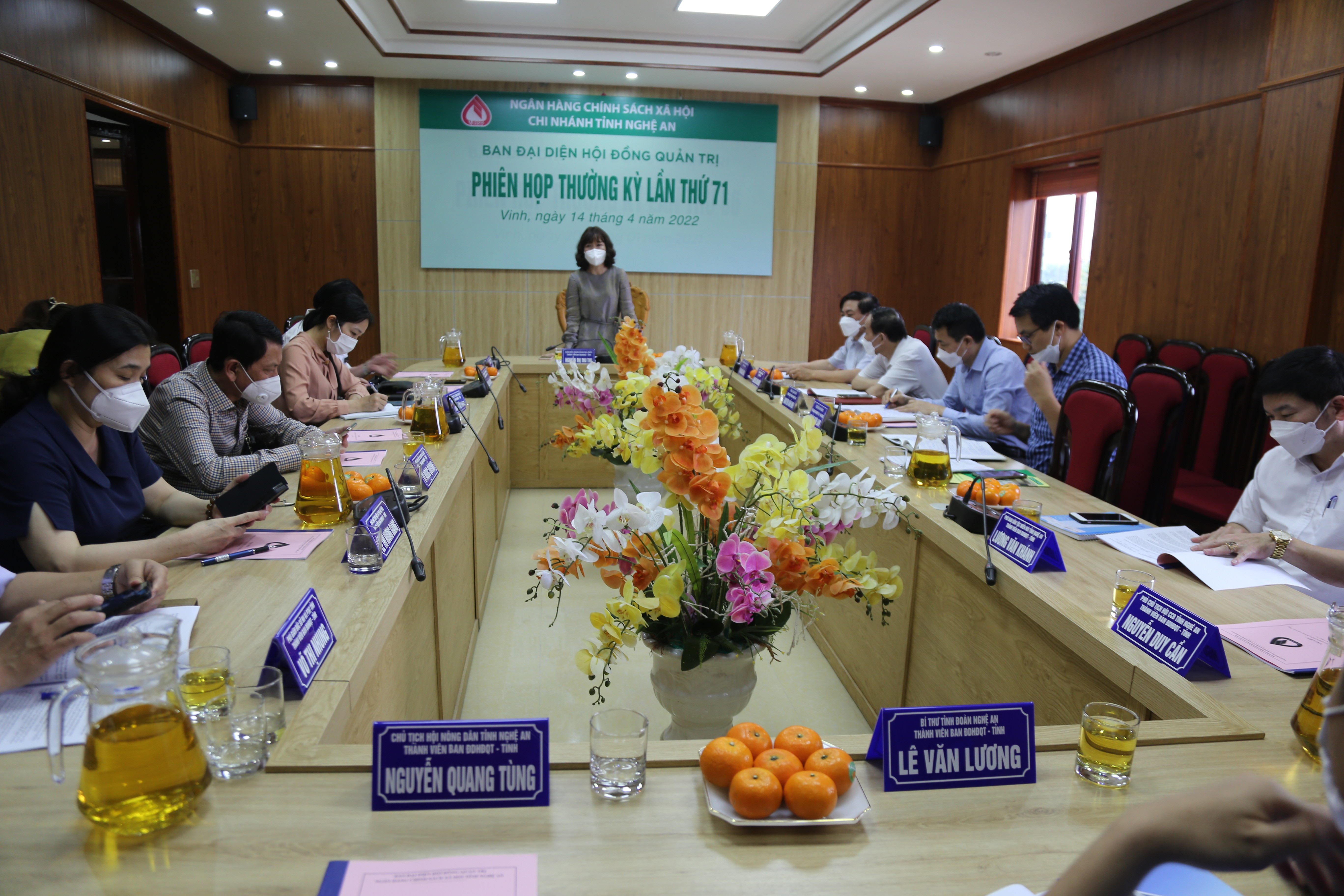 Đồng chí Nguyễn Thị Thu Thu - Giám đốc Ngân hàng nhà nước chi nhánh Nghệ An chủ trì phiên họp ban đại diện hội đồng quản trị NHCSXH chiều nay. Ảnh TH