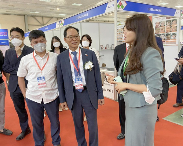 Đại diện Tỉnh Nghệ An giới thiệu về Hội chợ với Ngài Park Noh-Wan - Đại sứ Đặc mệnh Toàn quyền Hàn Quốc tại Việt Nam 
