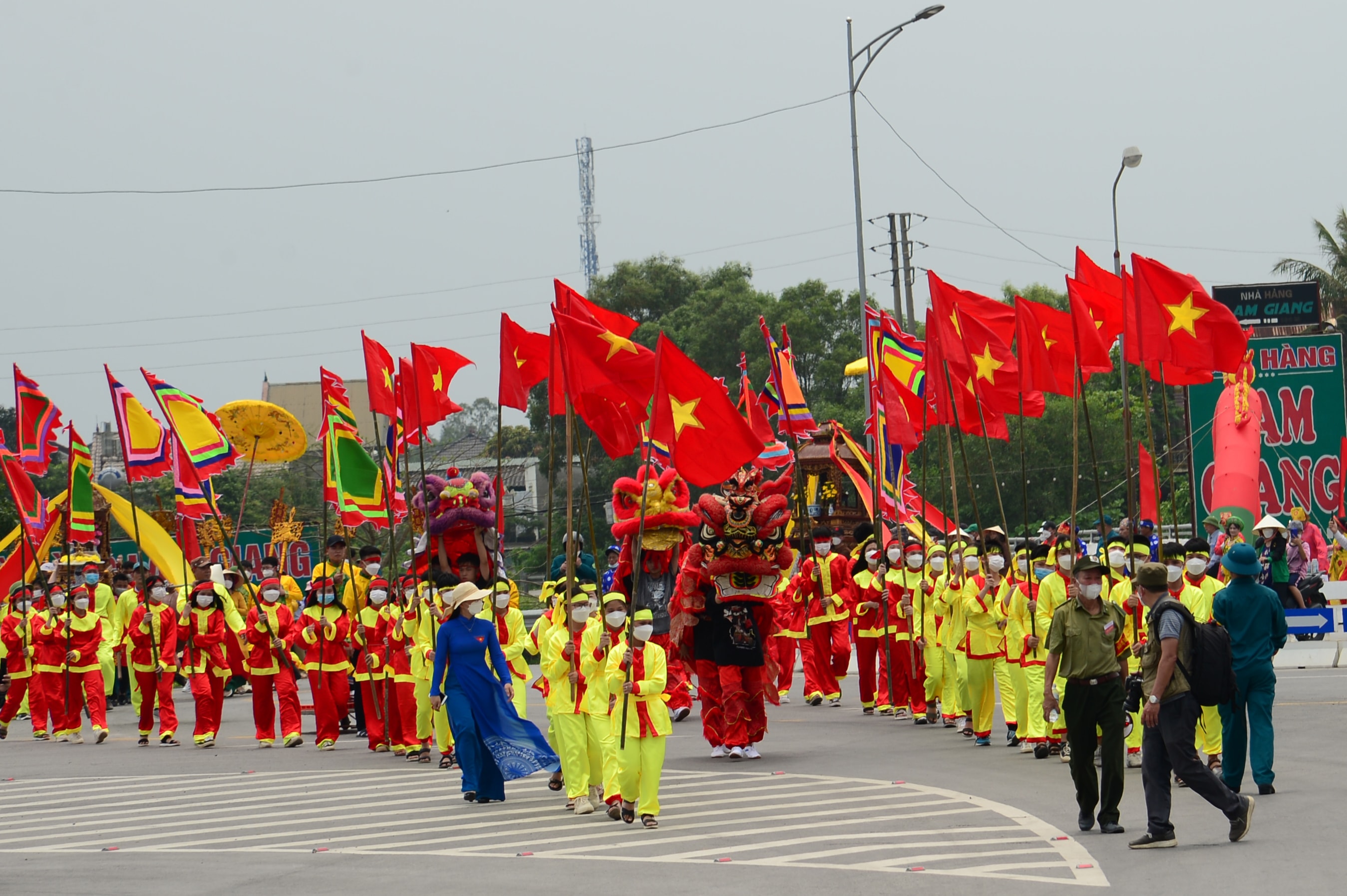 Lễ phụng nghinh rước dấu ấn và sắc linh từ đền Làng Hiếu ra cửa lạch Hội. Ảnh: Phan Tất Lành.