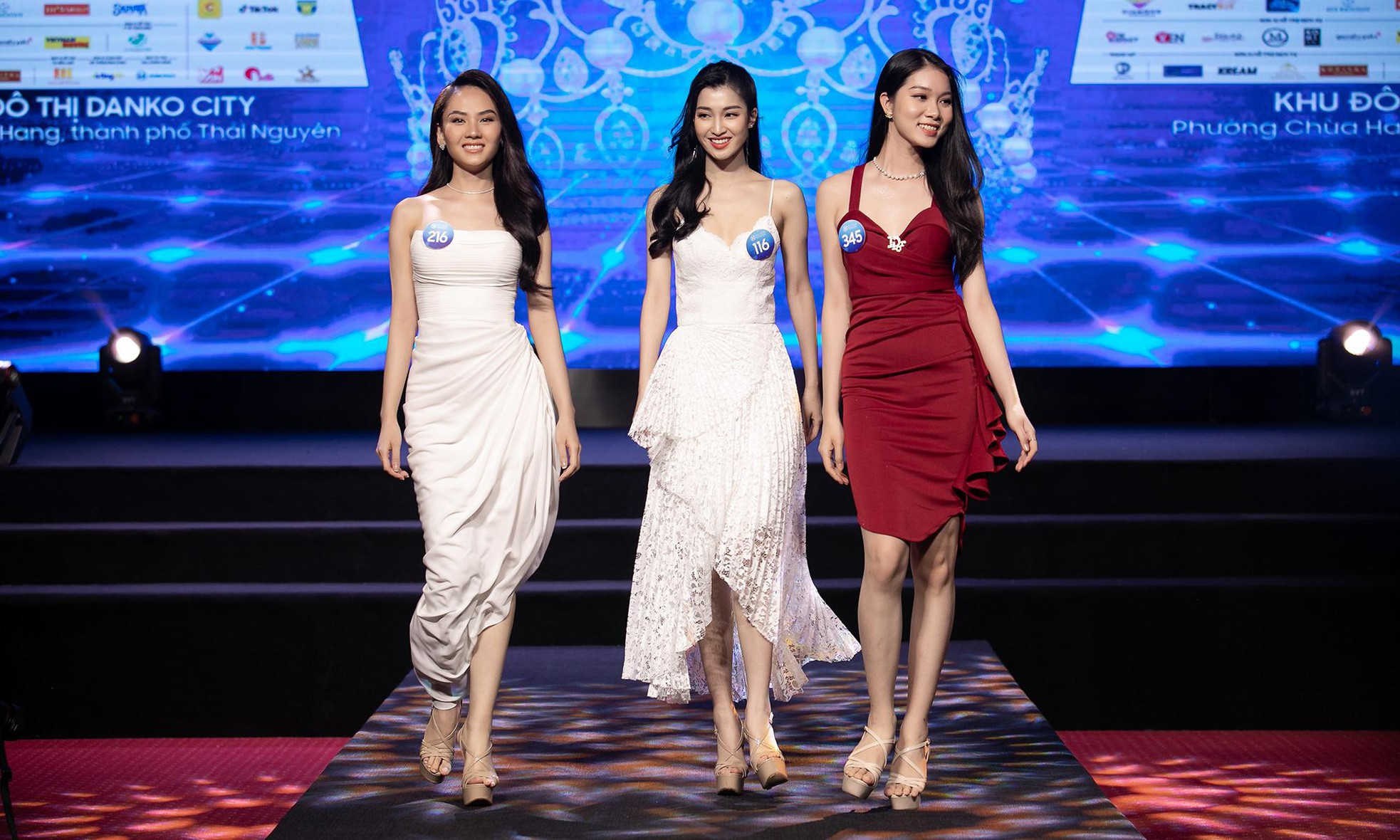 Các thí sinh Miss World Vietnam 2022 ra mắt báo chí.