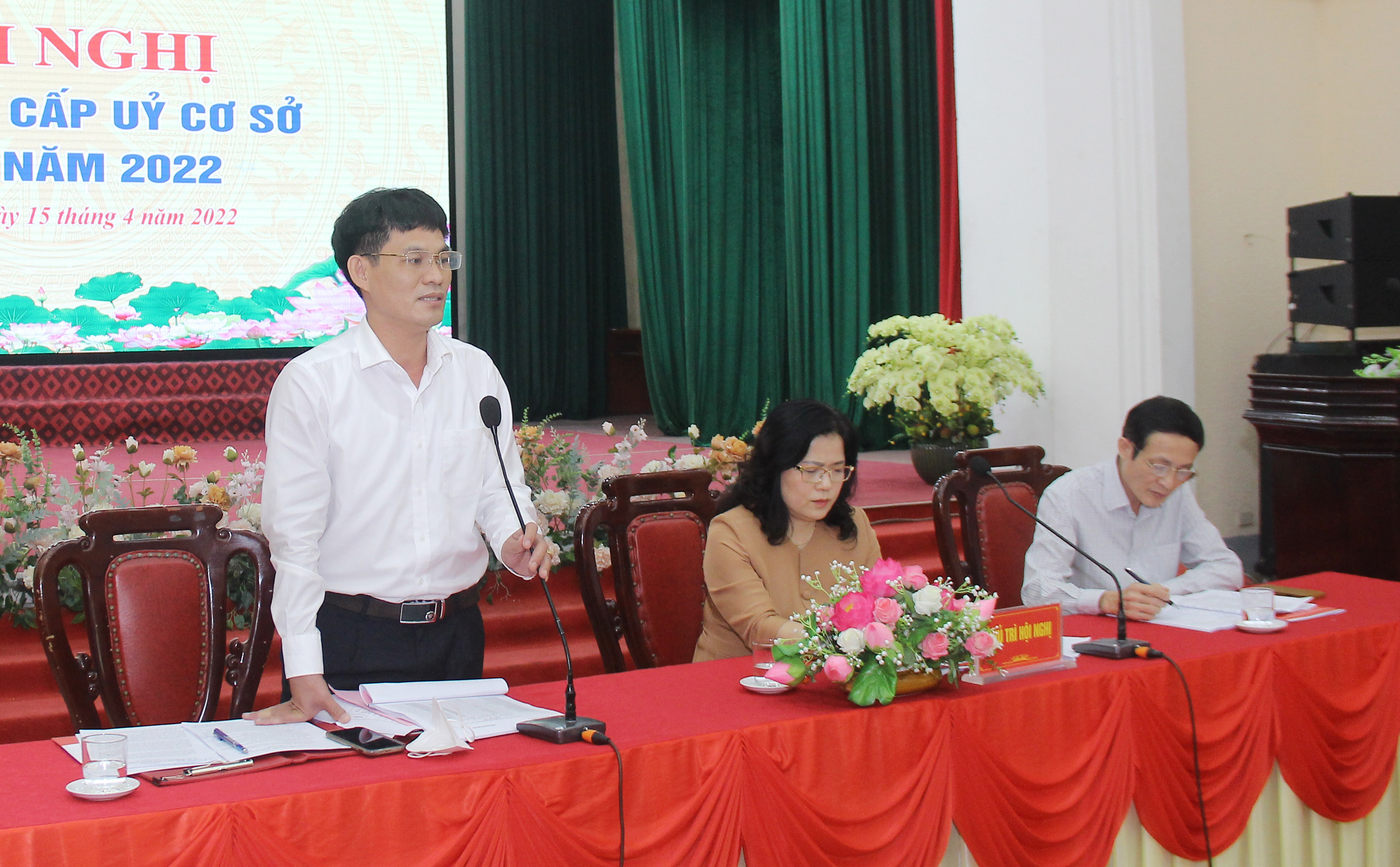 Đồng chí Chu Bá Long - Phó Bí thư Đảng ủy Khối điều hành thảo luận hội nghị cấp ủy cơ sở. Ảnh: Mai Hoa